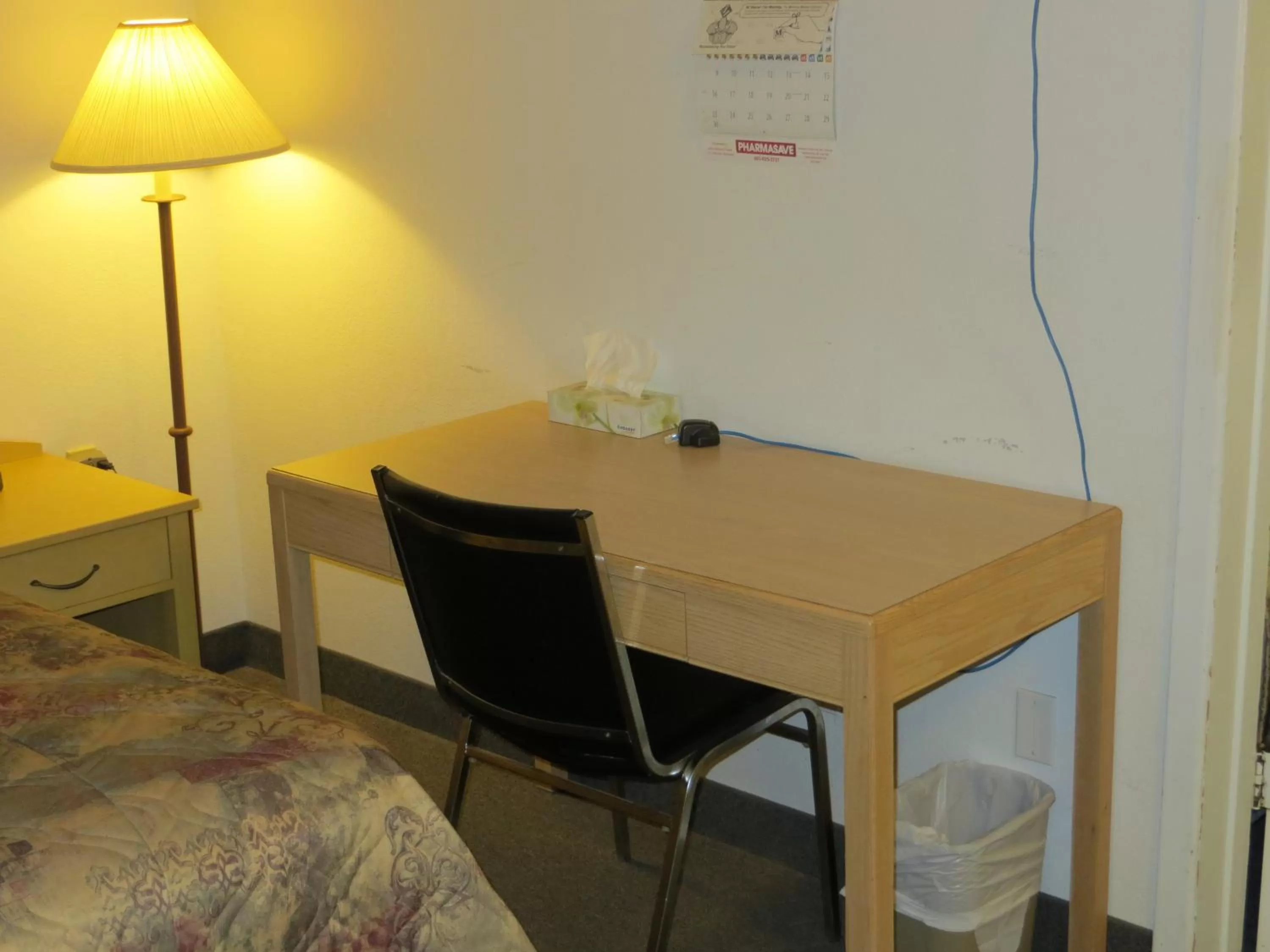 Bedroom, Bed in Lazy J Motel