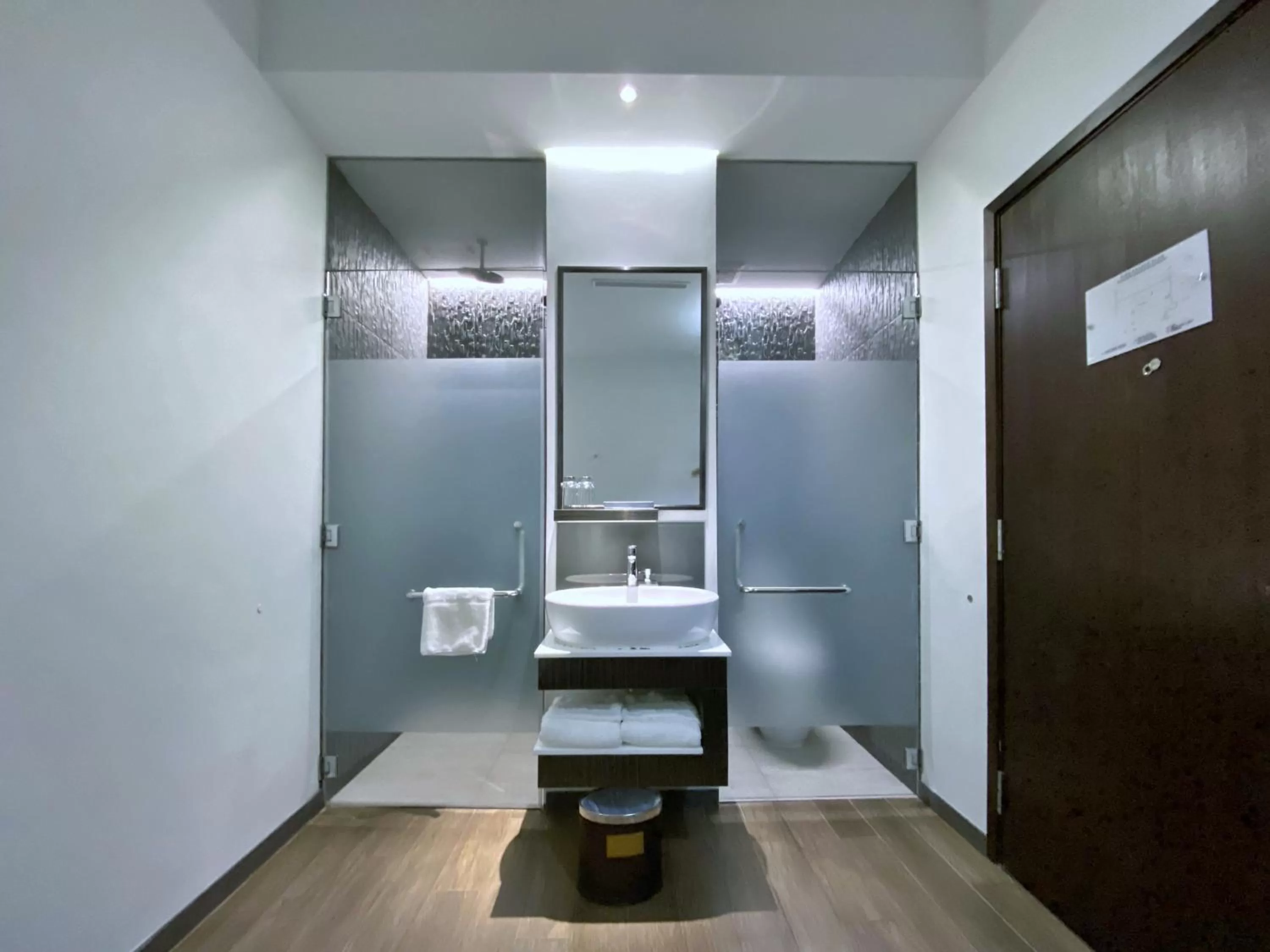 Bathroom in Bliss Hotel Singapore