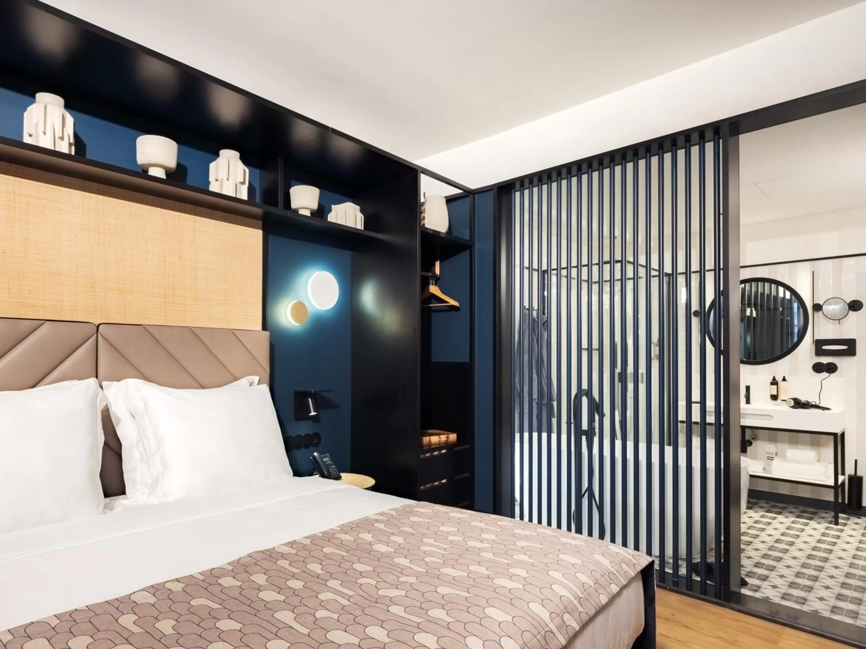 Shower, Bed in Axis Porto Club Aliados