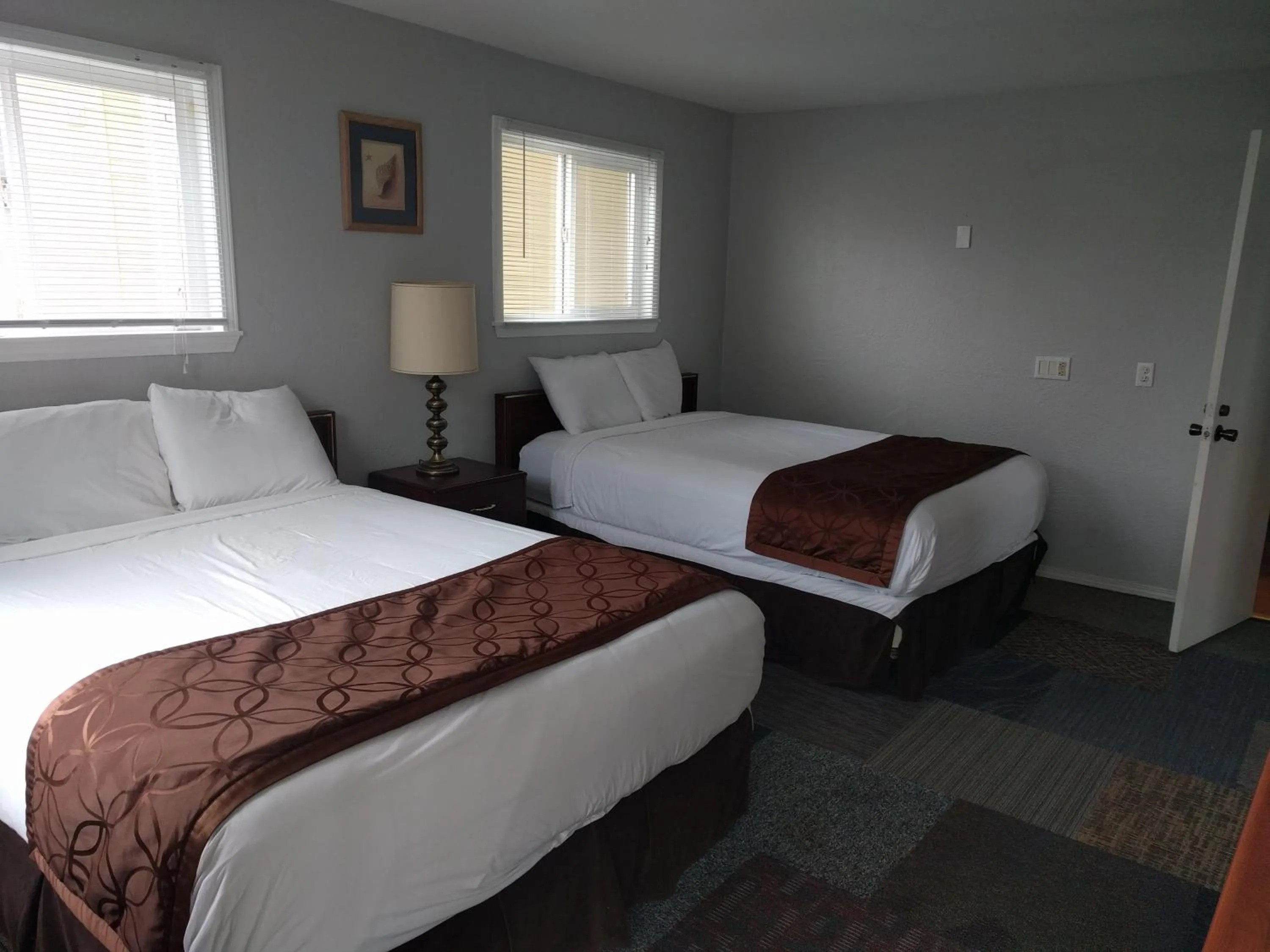 Bed in Ocean Shores Inn & Suites
