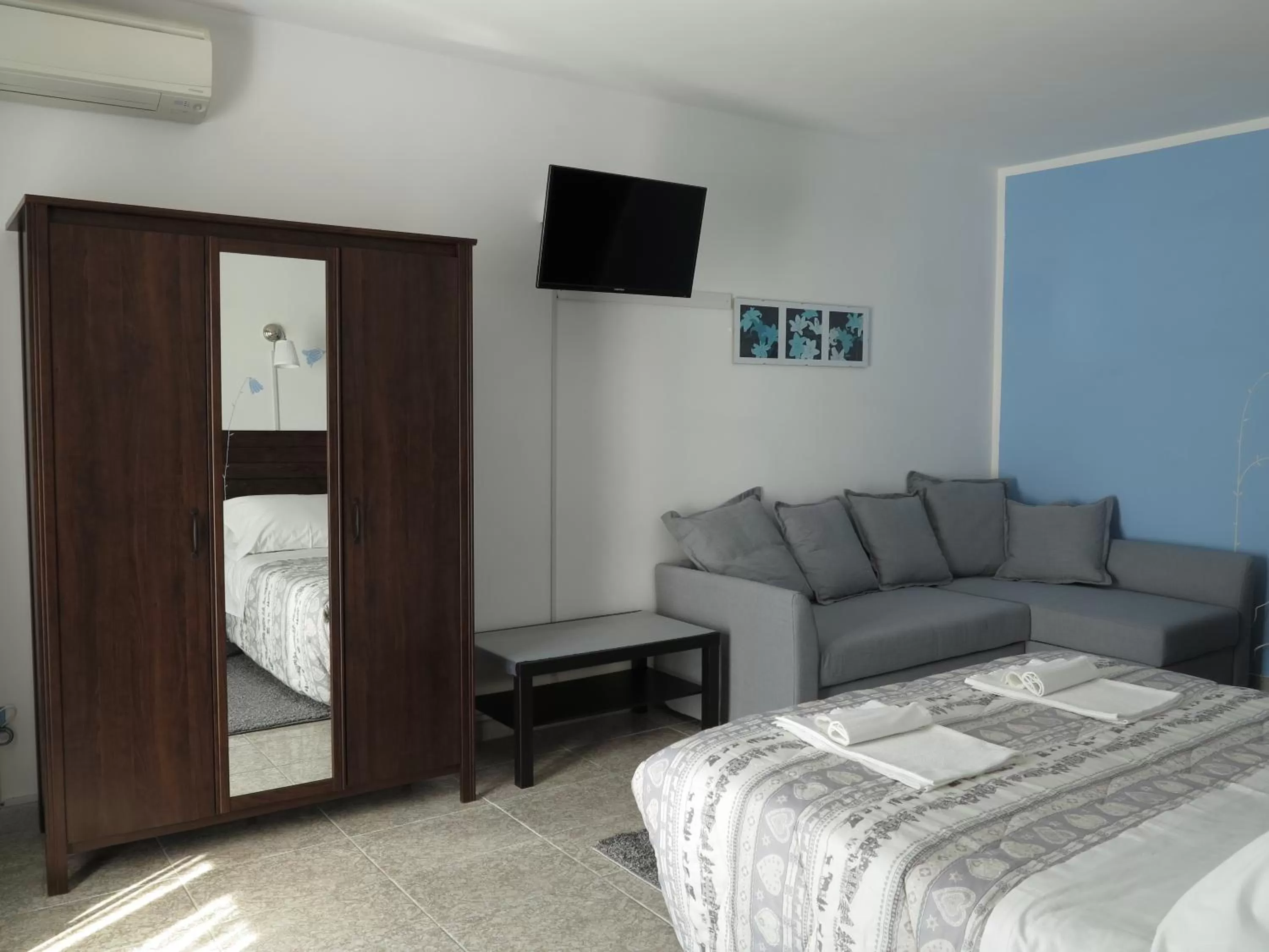 Photo of the whole room, Bed in BiancoCancello