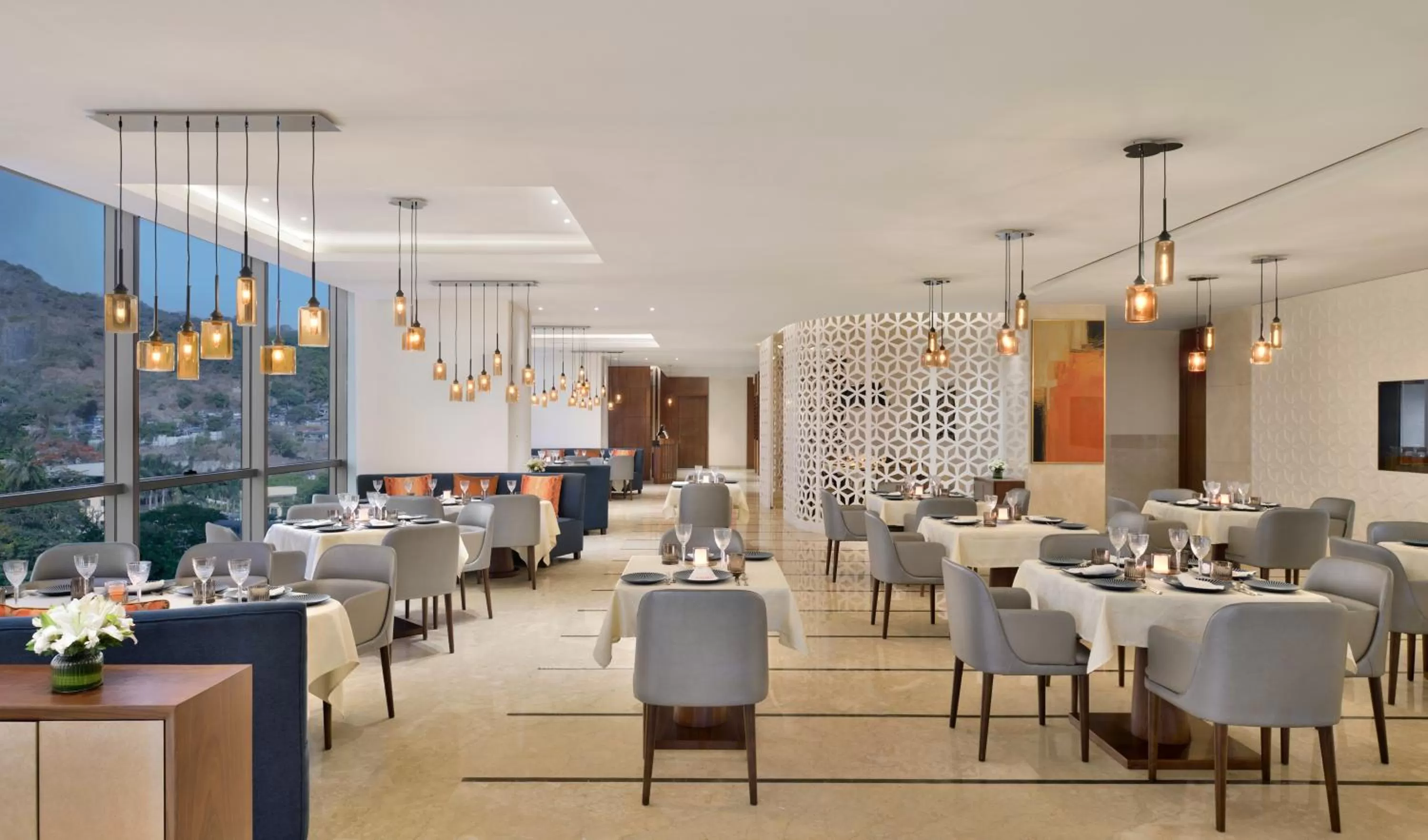 Restaurant/places to eat in Courtyard by Marriott Navi Mumbai