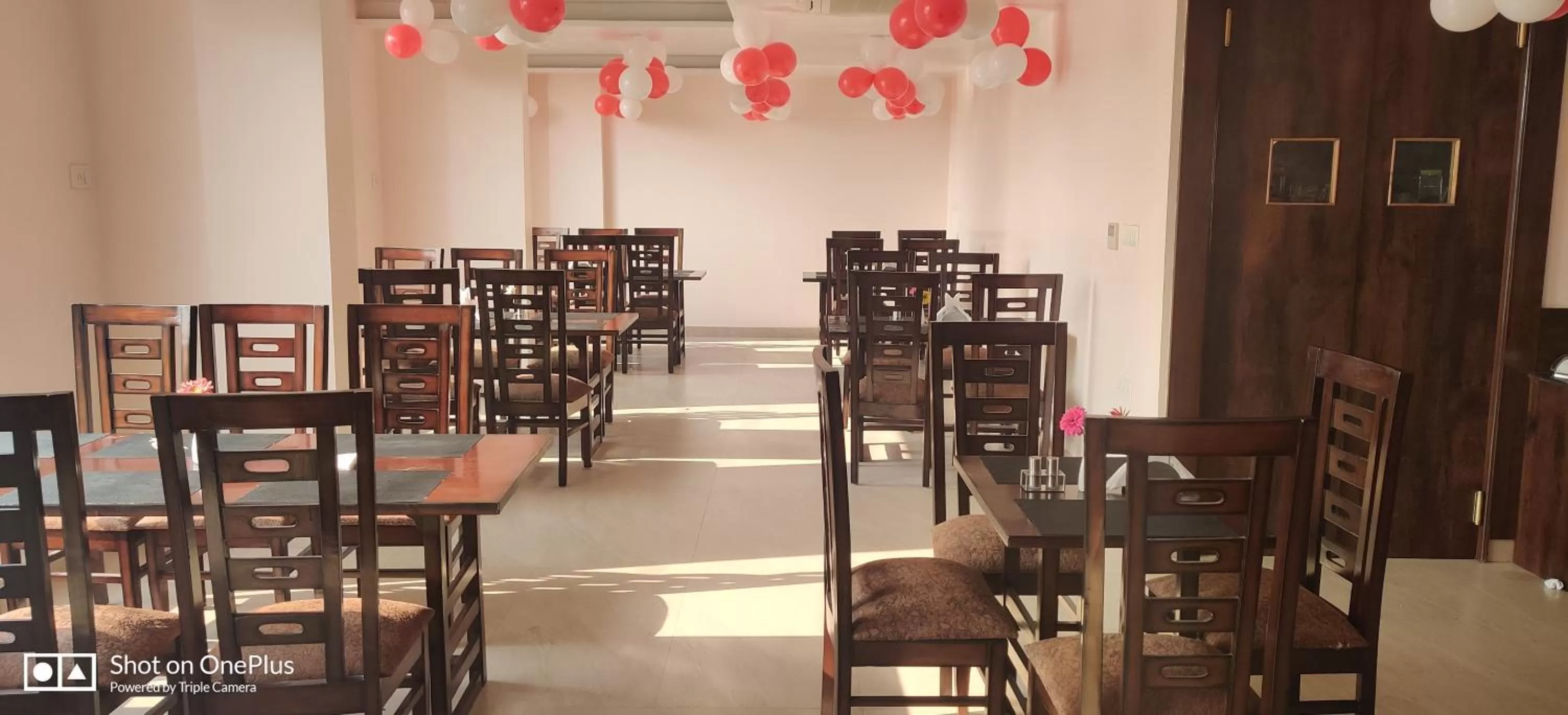 Restaurant/places to eat in Hotel Trimurti