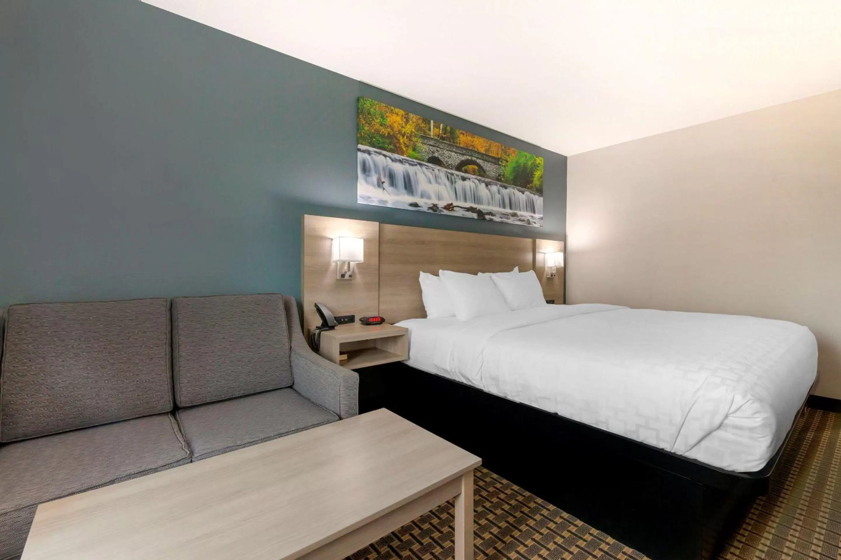 Bedroom in Clarion Pointe Tomah