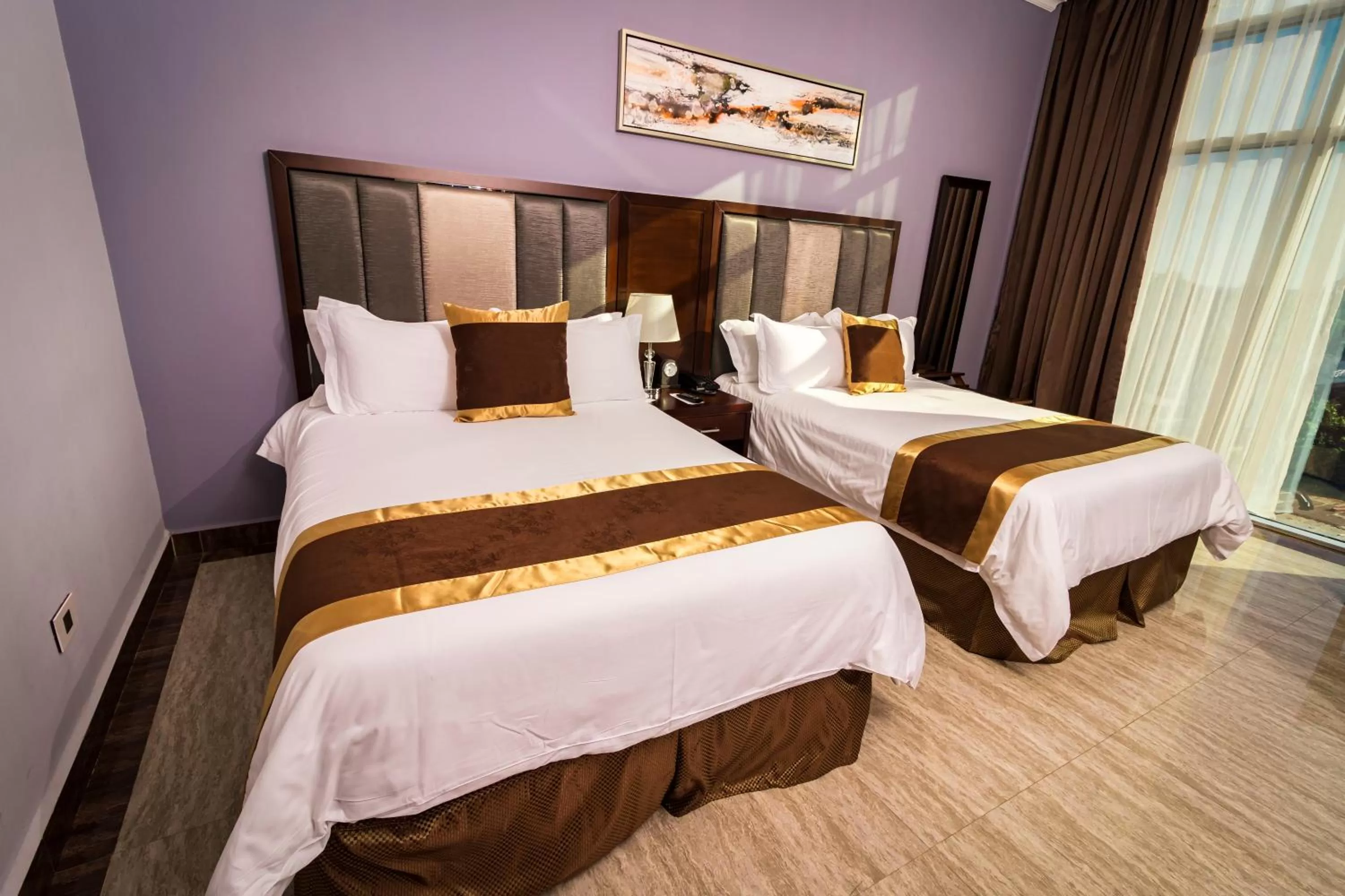 Bed in Hotel City Plaza & Suites