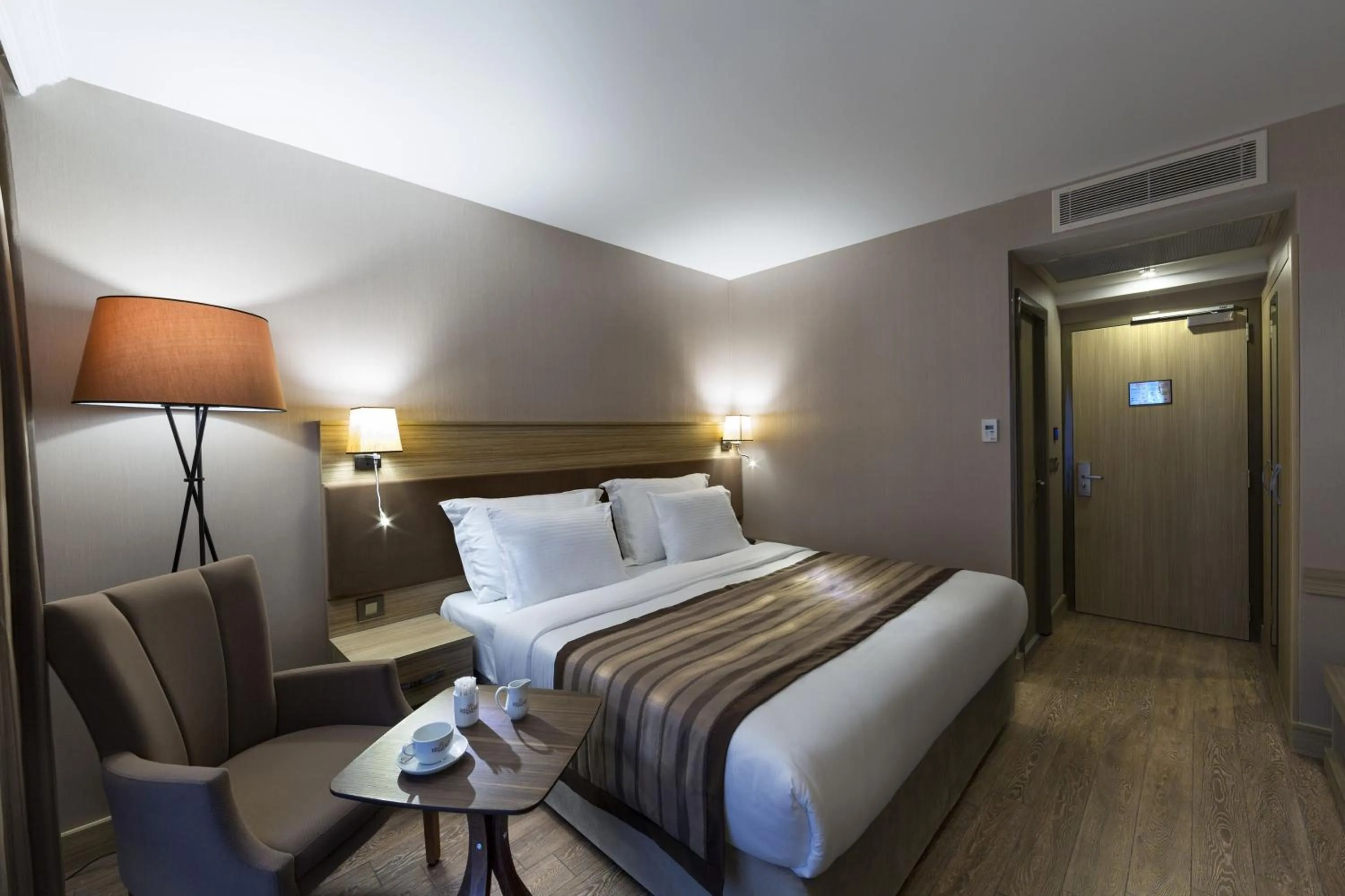 Photo of the whole room, Bed in Regard Hotel