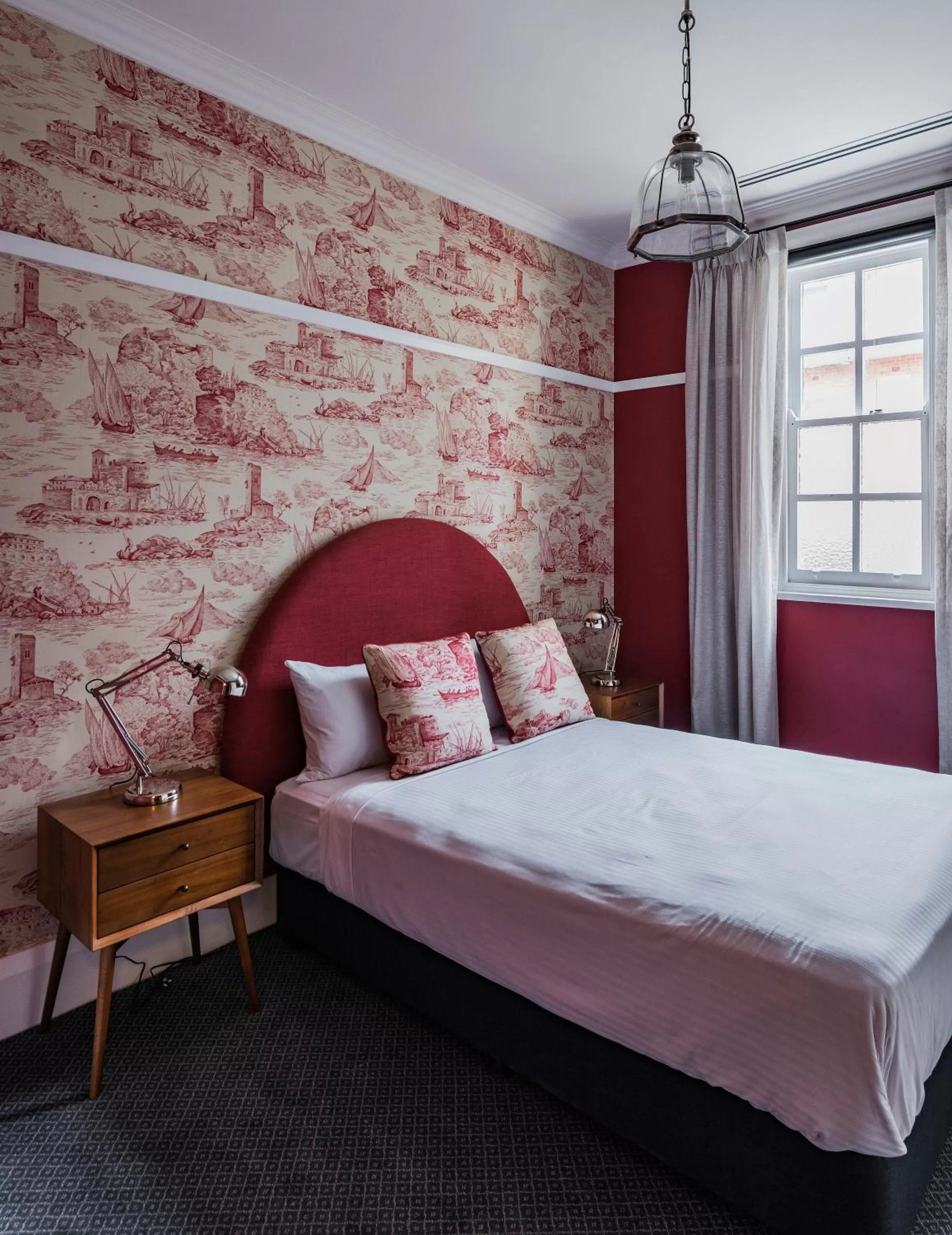 Bathroom, Bed in The North Sydney Hotel