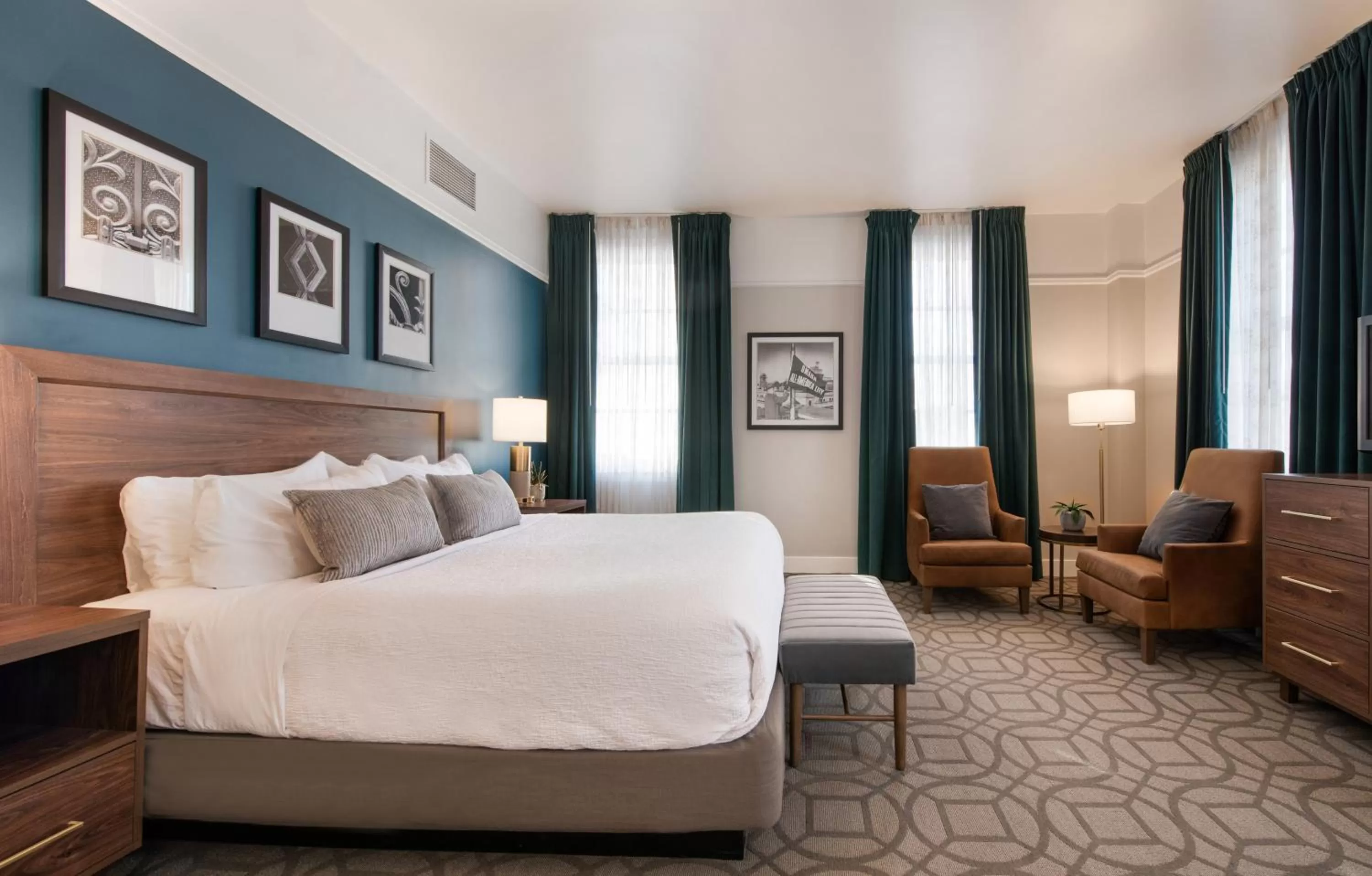 Seating area, Bed in Magnolia Hotel Omaha