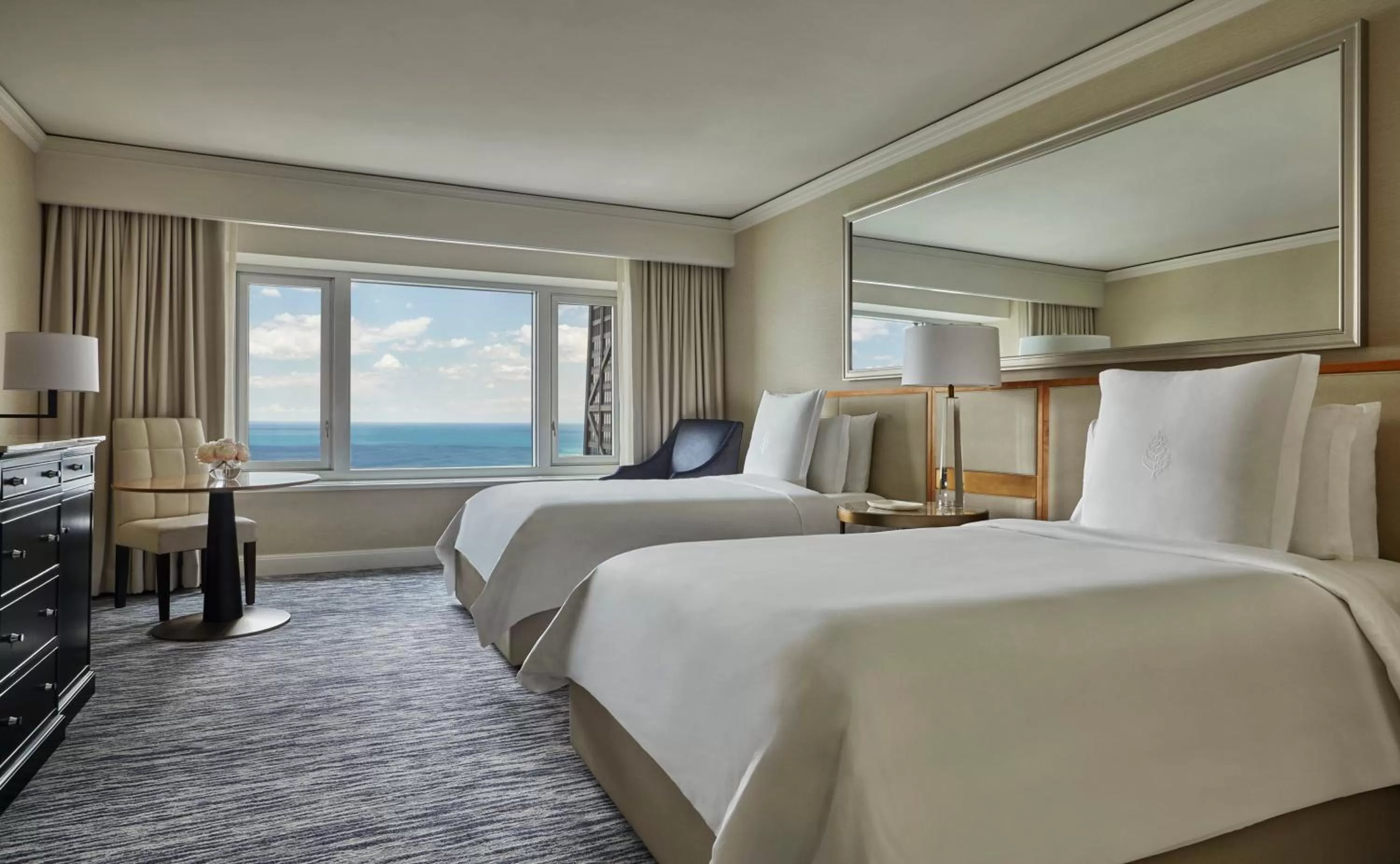 Lake view, Bed in Four Seasons Chicago