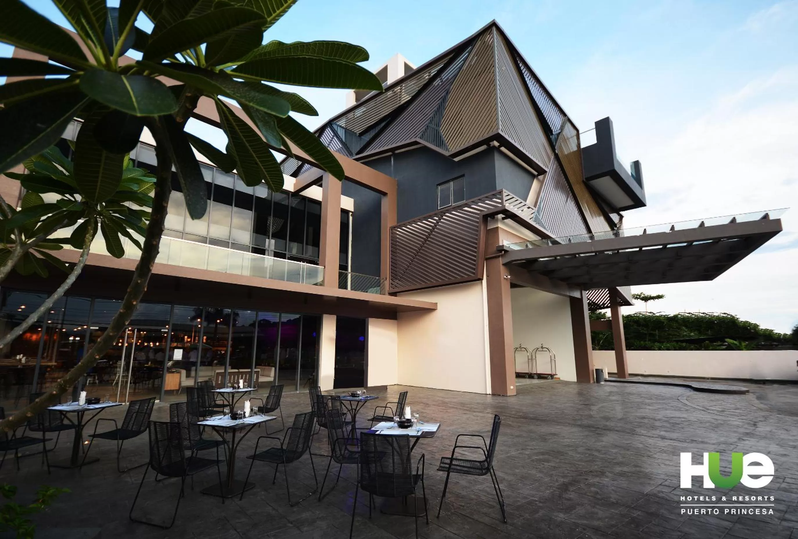 Property building in Hue Hotels and Resorts Puerto Princesa Managed by HII