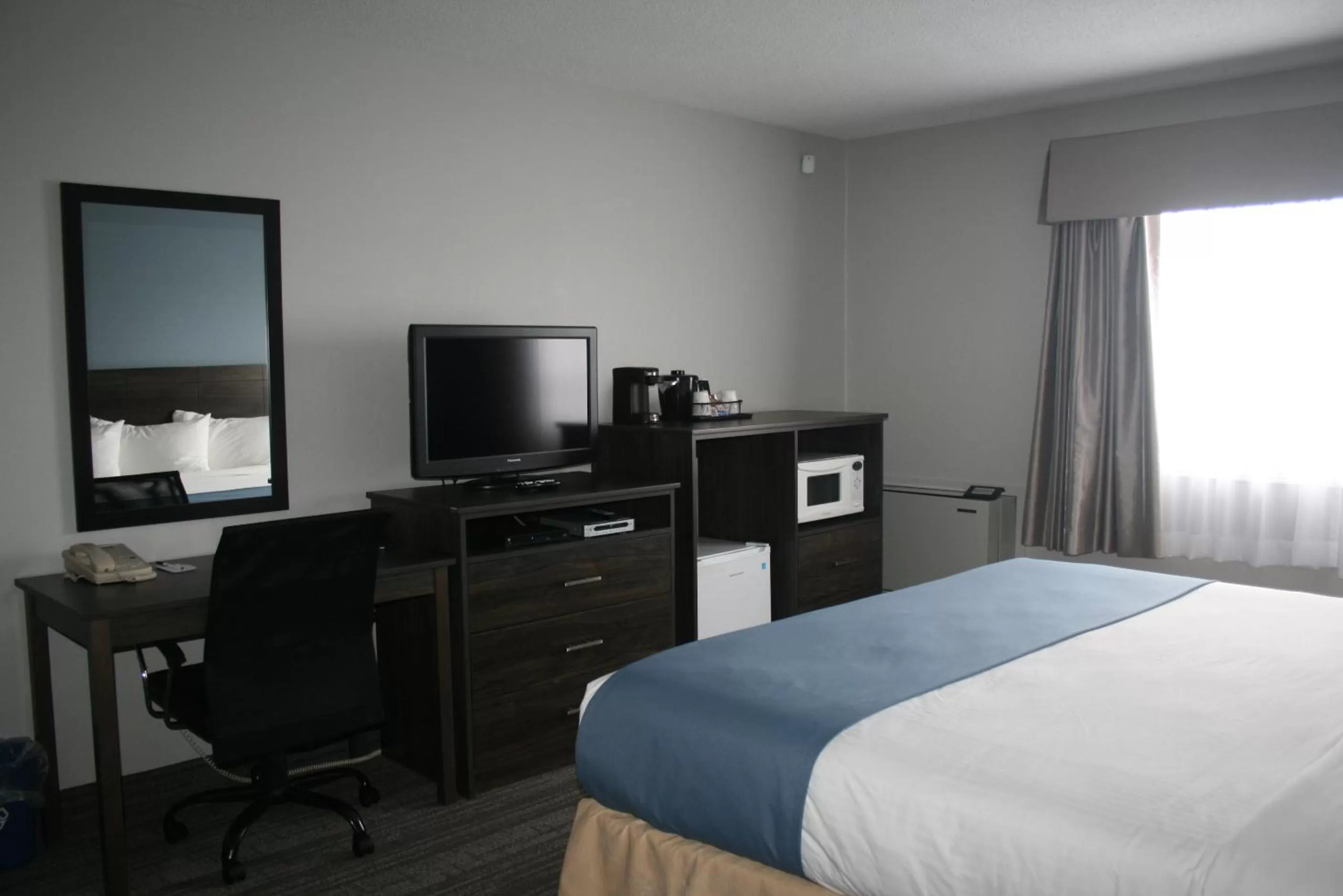 Bedroom, Bed in Travelodge Suites by Wyndham New Glasgow