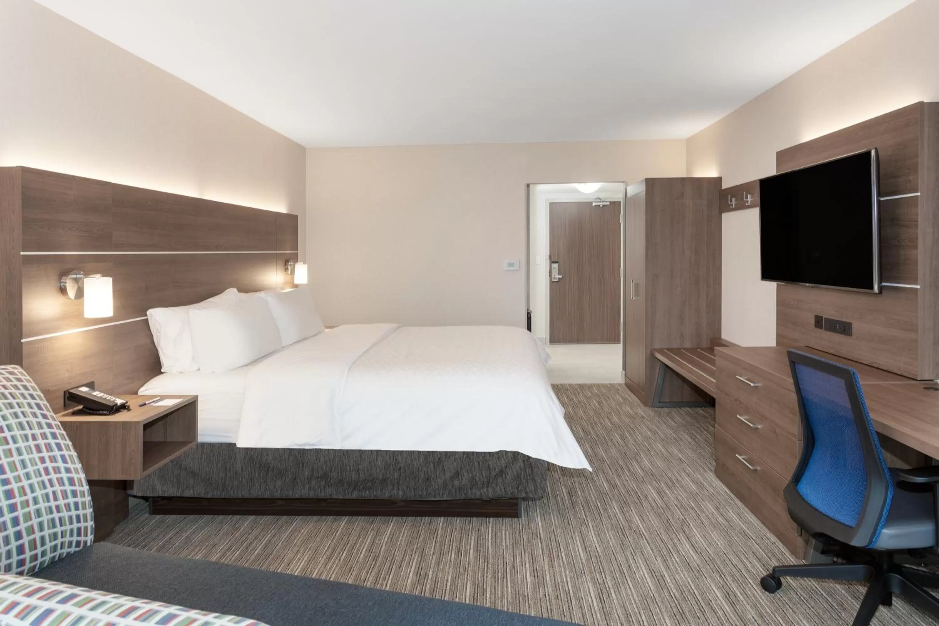 Bed in Holiday Inn Express & Suites Downtown Ottawa East by IHG