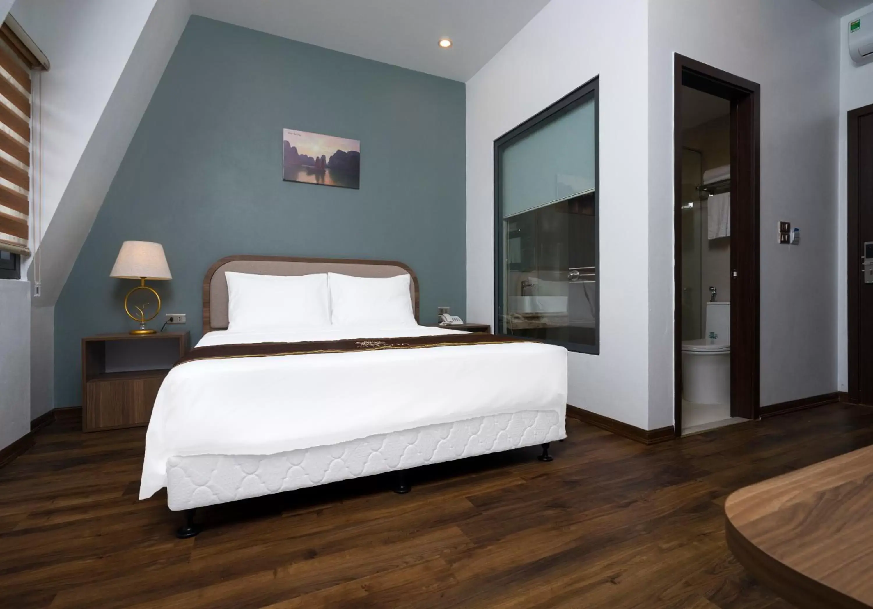 Deluxe Double Room in Lantana Ha Long Hotel Deluxe Double Room in Lantana Ha Long Hotel