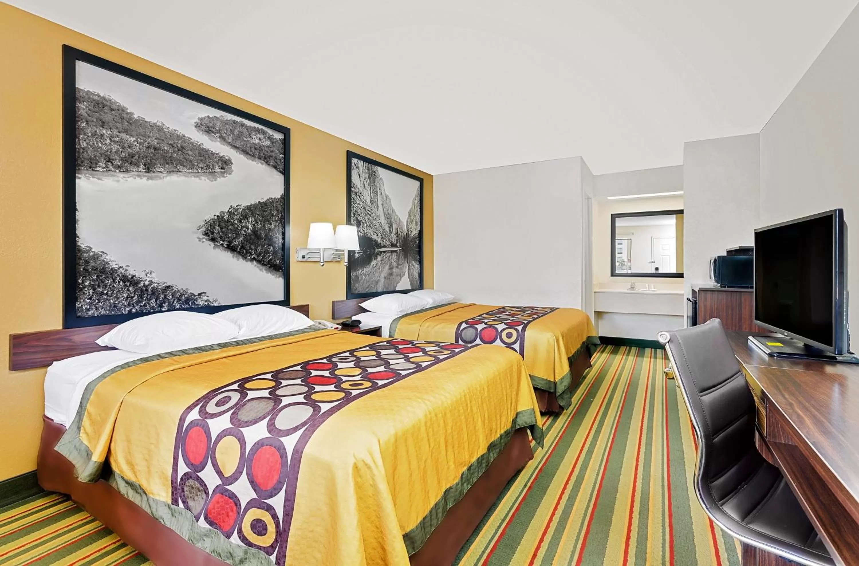 Bed in Super 8 by Wyndham Byron/South Macon