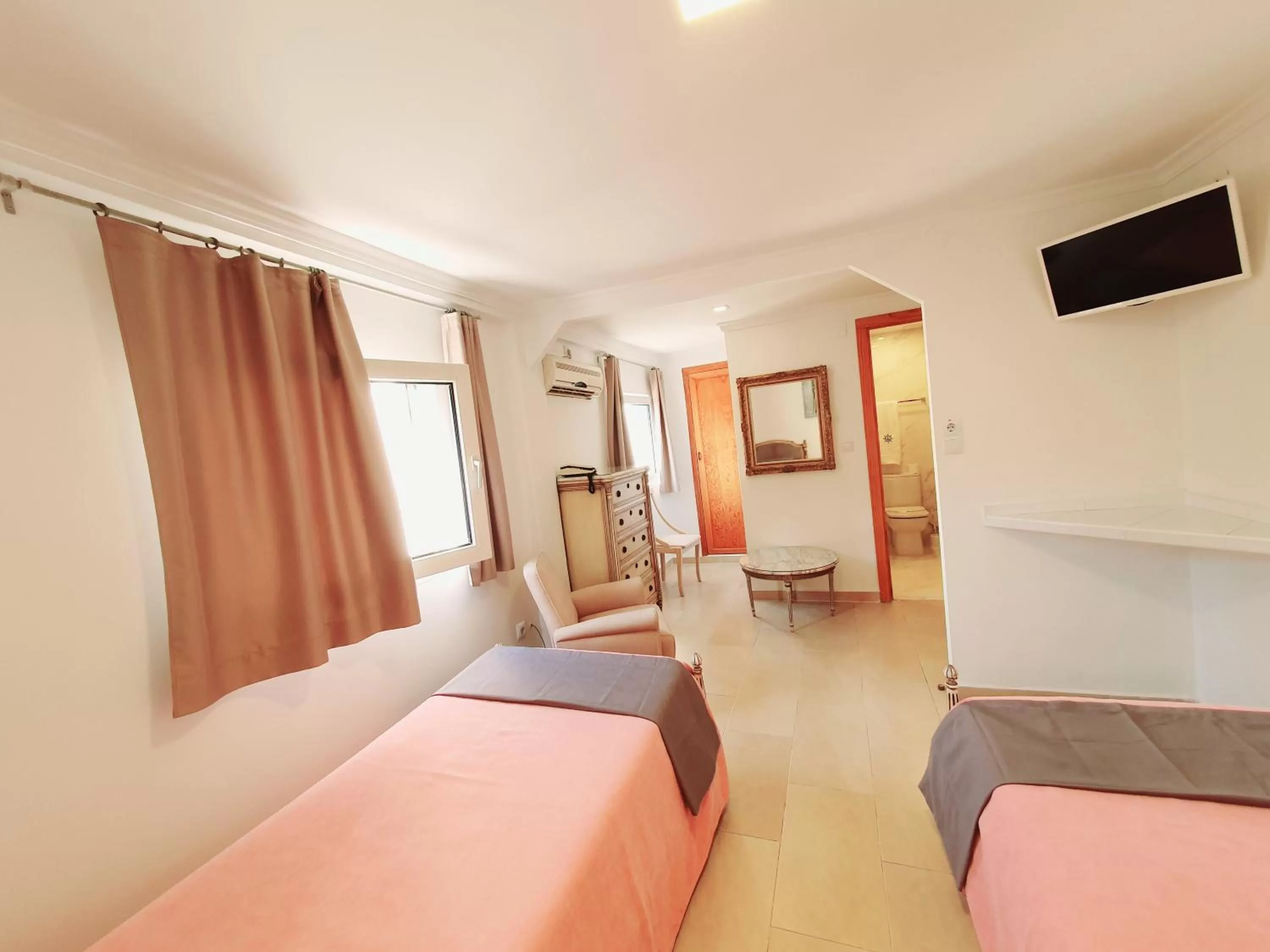 Photo of the whole room, Bed in Hotel Marítimo Urban