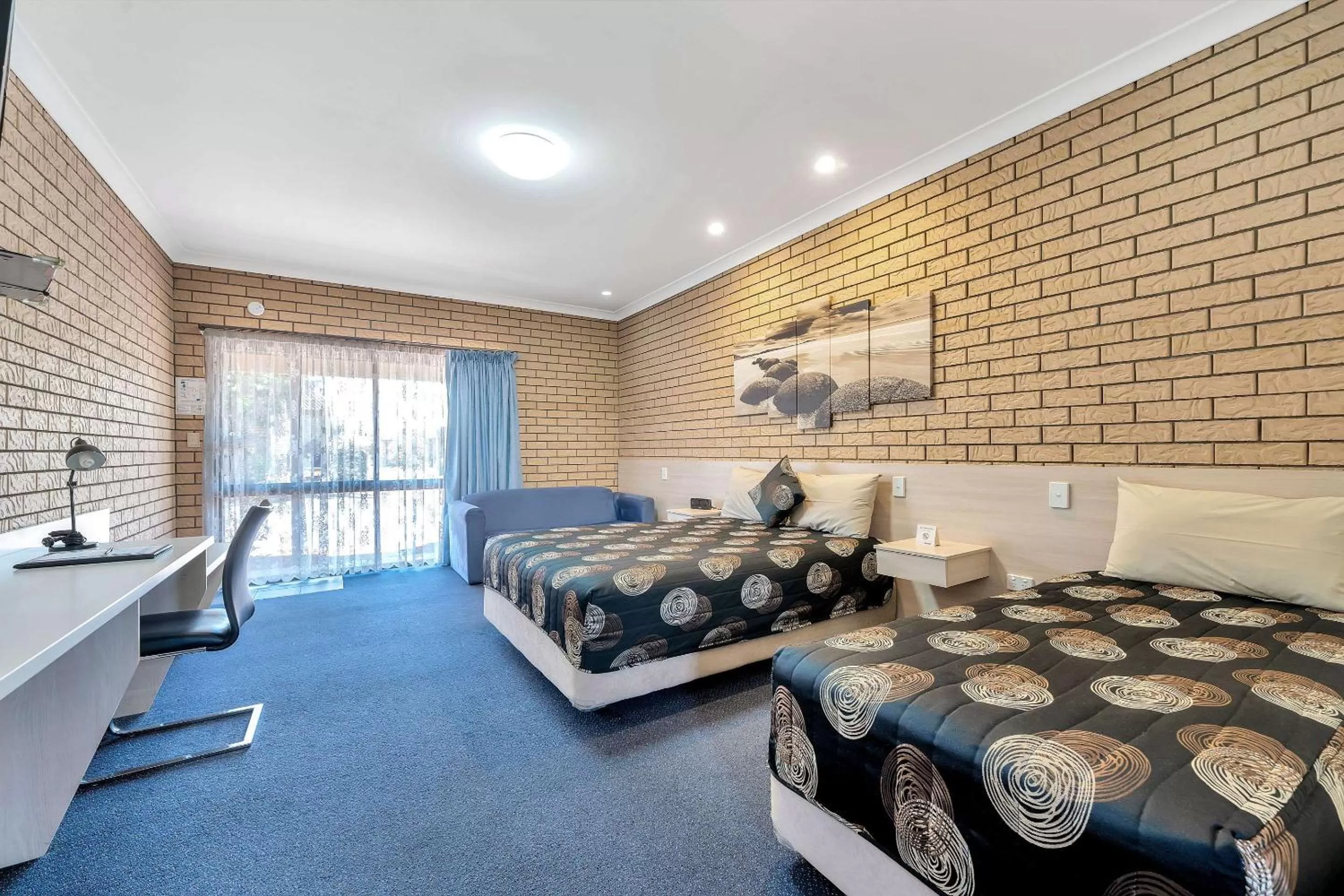 Photo of the whole room, Bed in Warwick Settlers Inn