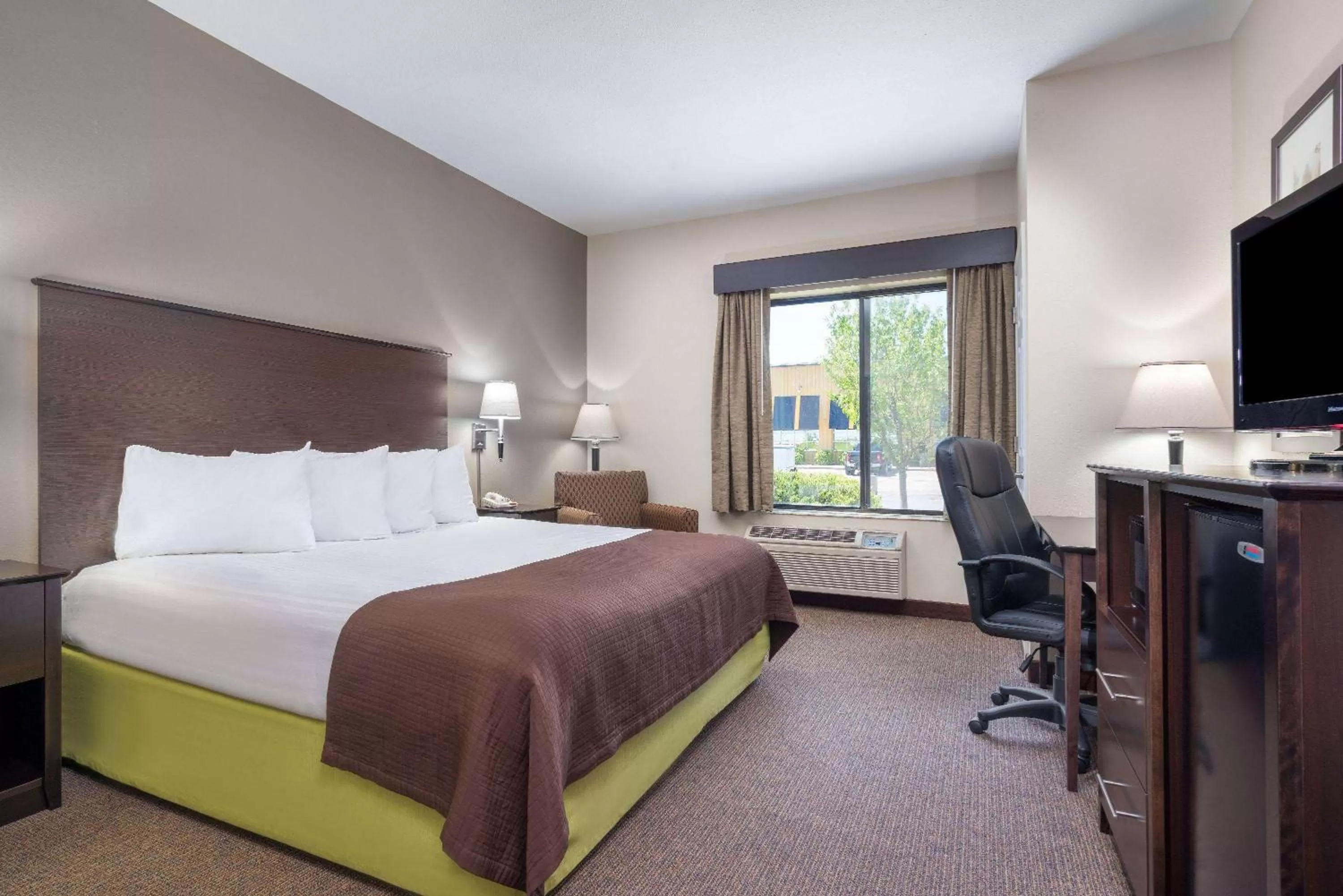 Photo of the whole room, Bed in AmericInn by Wyndham Rochester