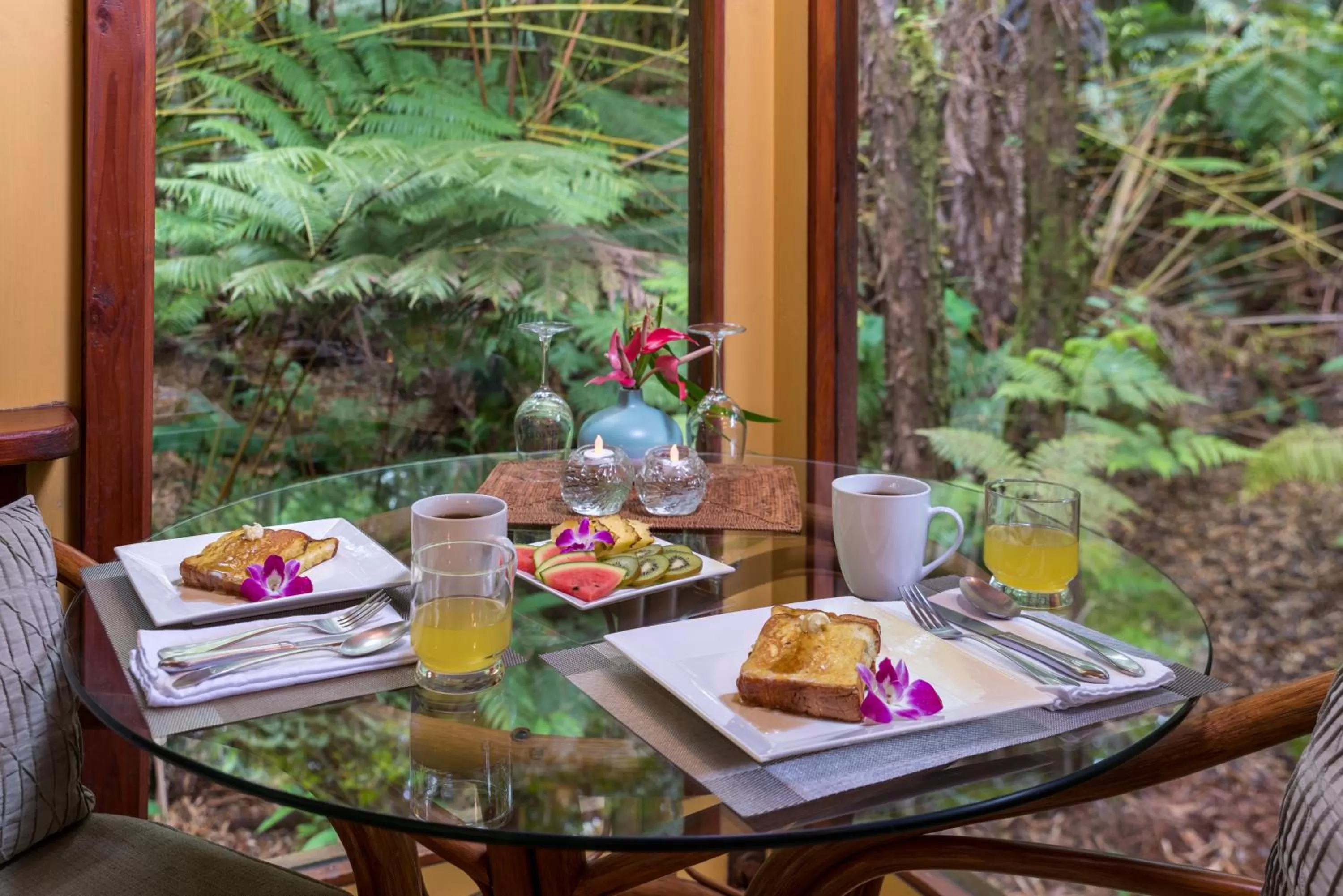 Dining area in Volcano Village Lodge