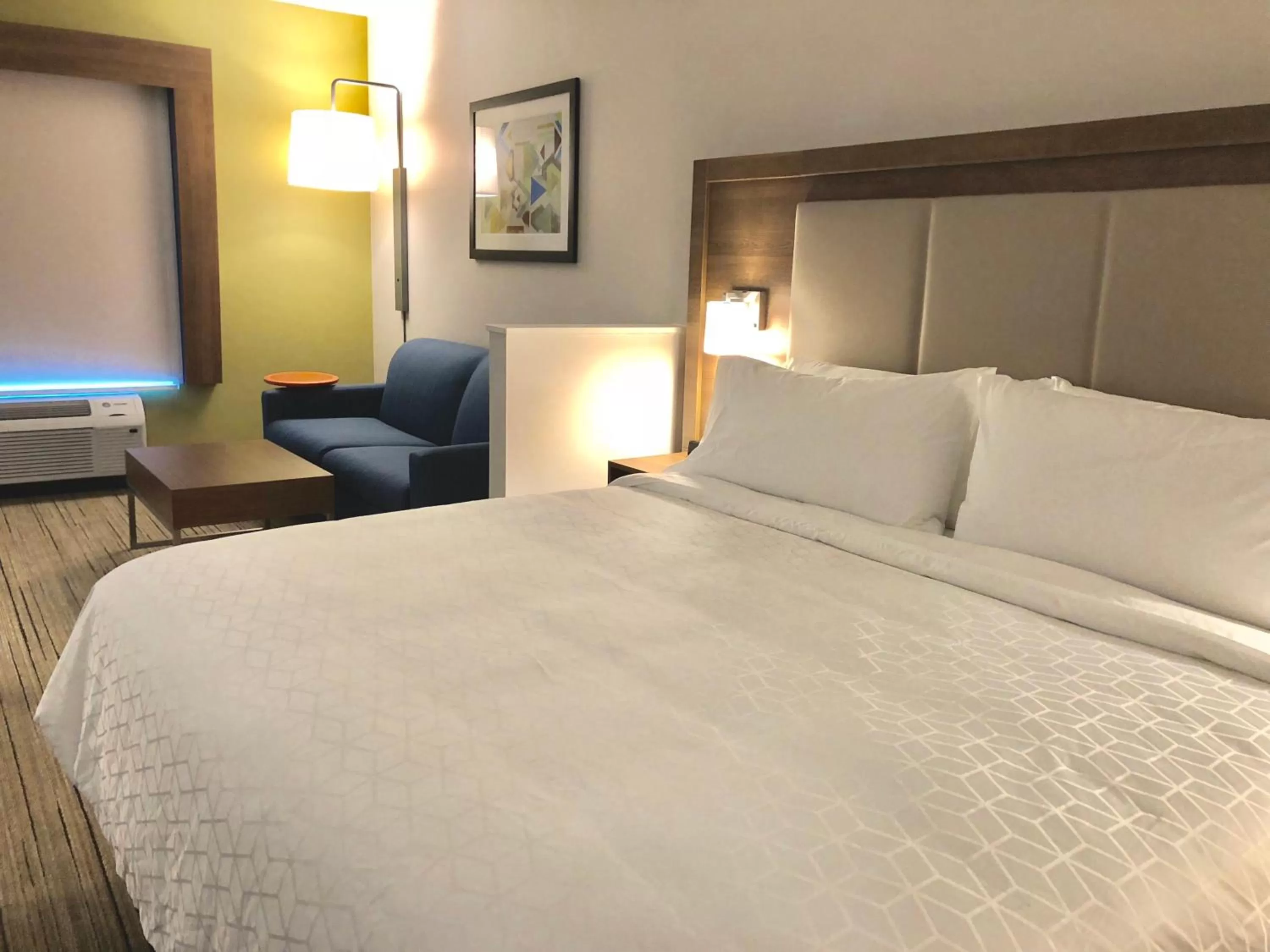 Photo of the whole room, Bed in Holiday Inn Express & Suites Raleigh Airport - Brier Creek by IHG