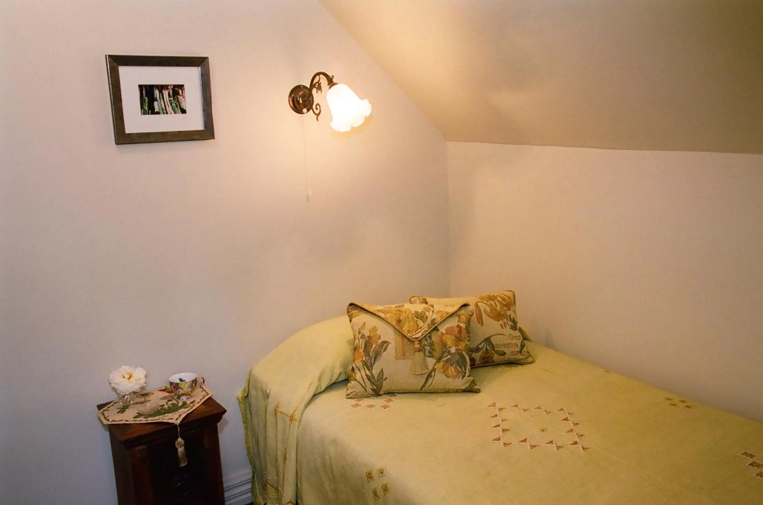 Bed in Anglesea House Inn