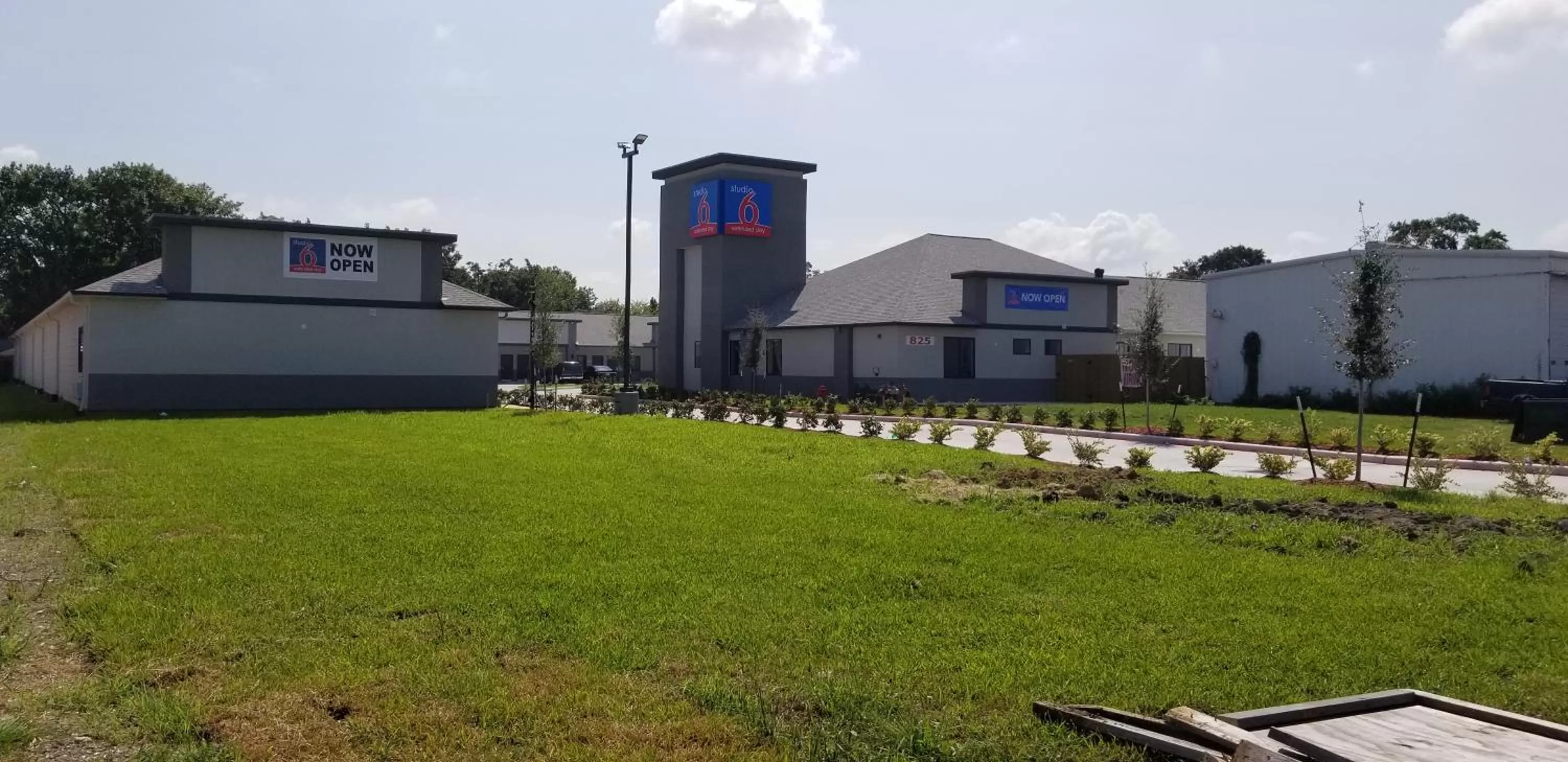 Property building in Studio 6 Deer Park, Tx