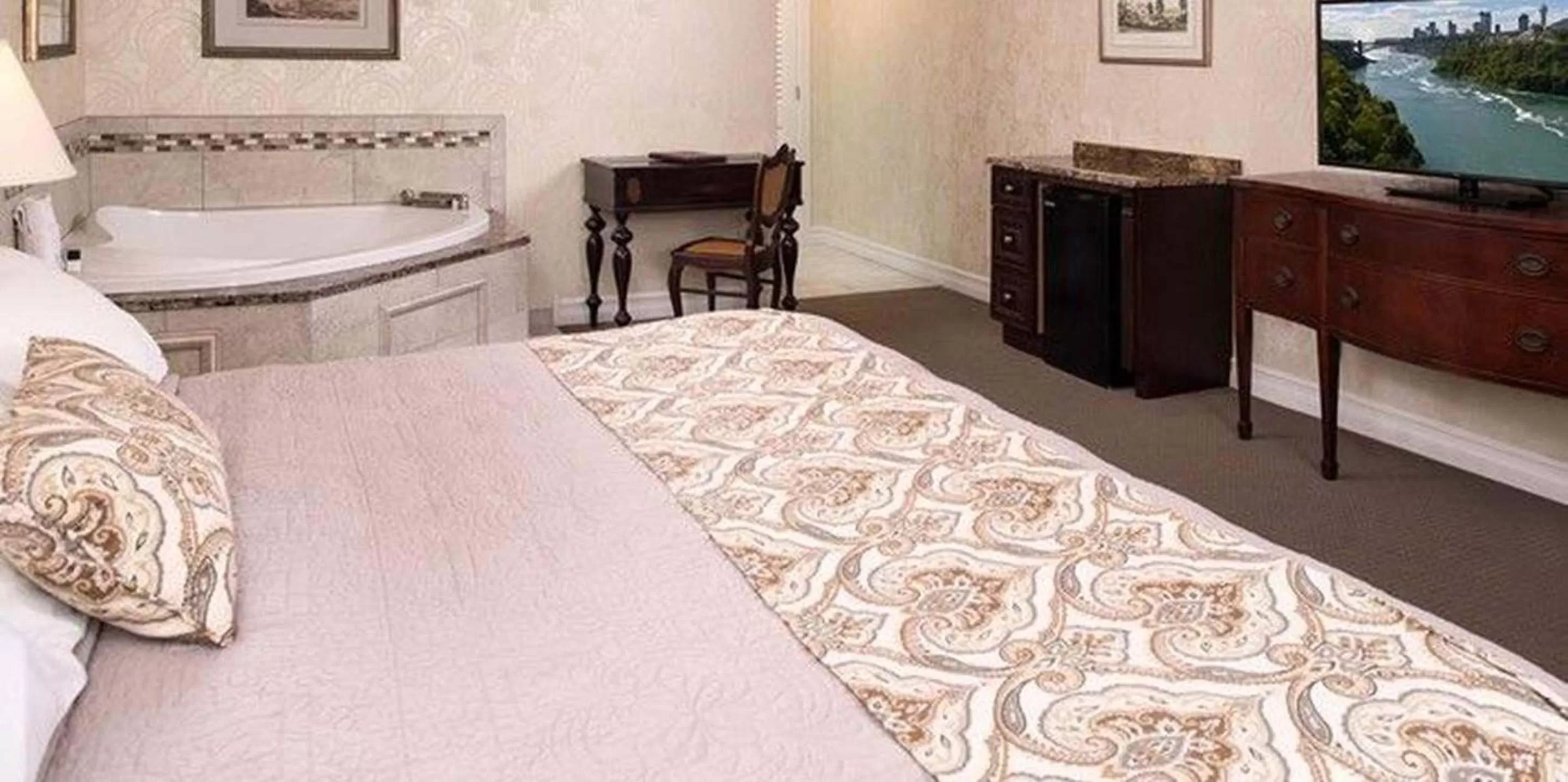 Bedroom, Bed in Red Coach Inn