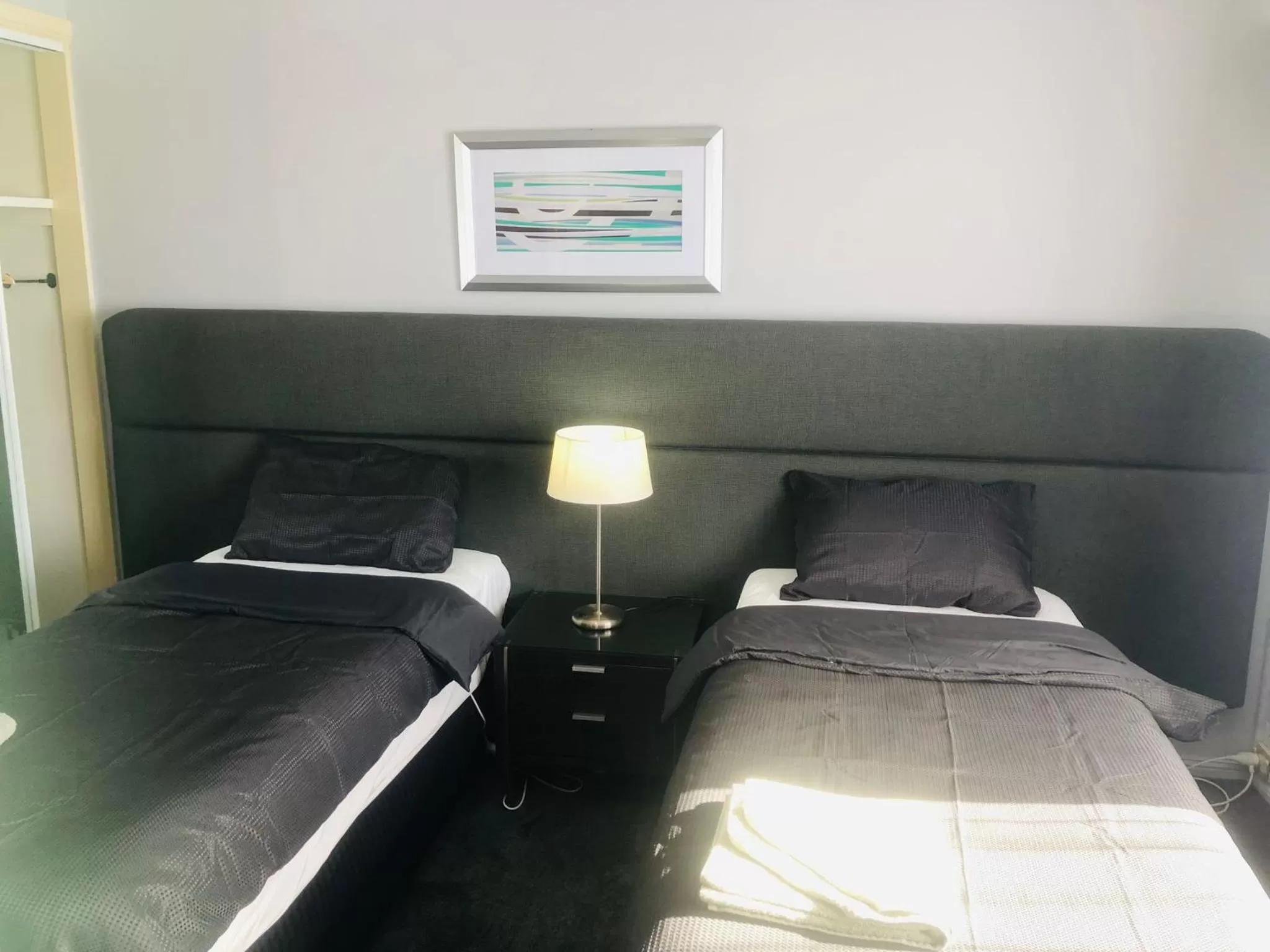 Bedroom, Bed in White Manor Motel