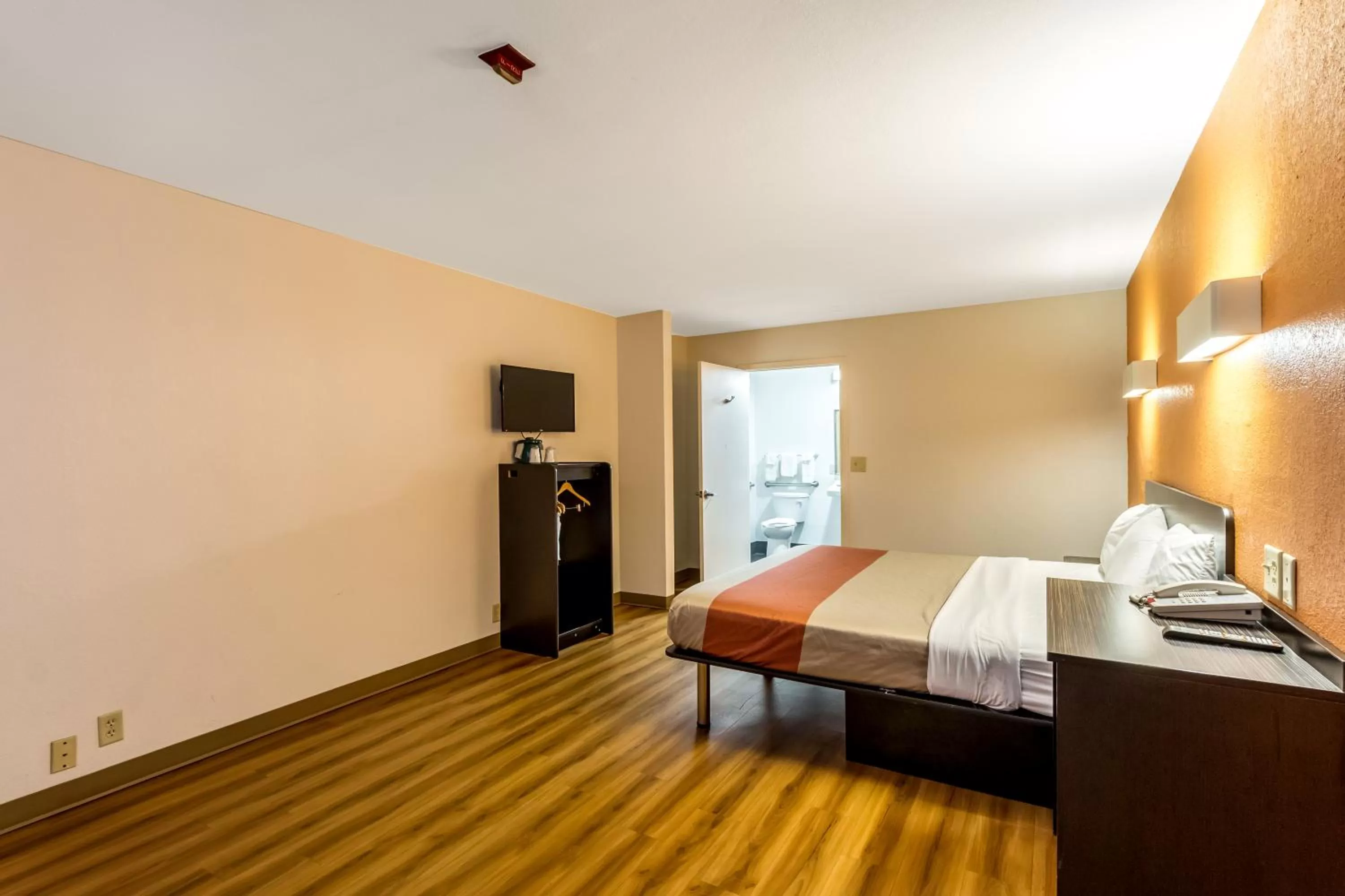 Bedroom, Bed in Motel 6-San Antonio, TX - South WW White Rd