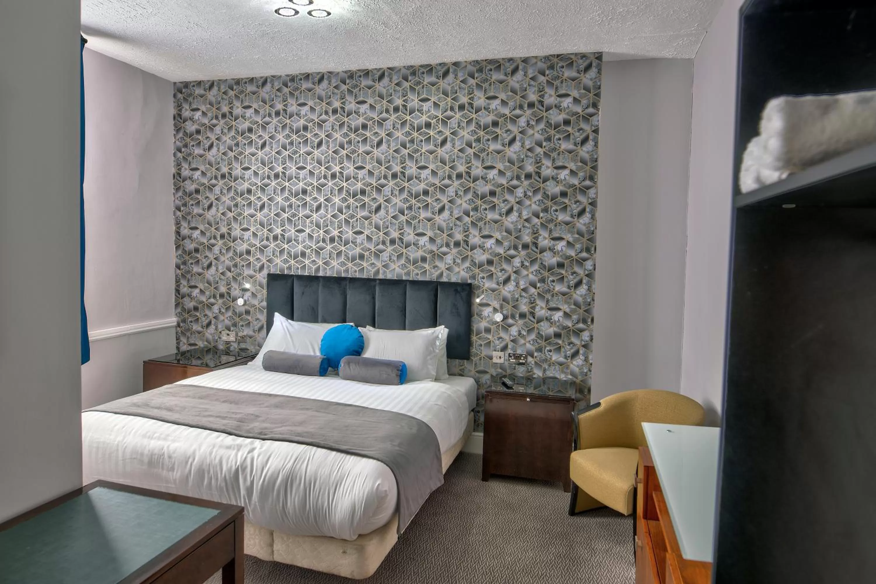 Photo of the whole room, Bed in The Bridge Hotel