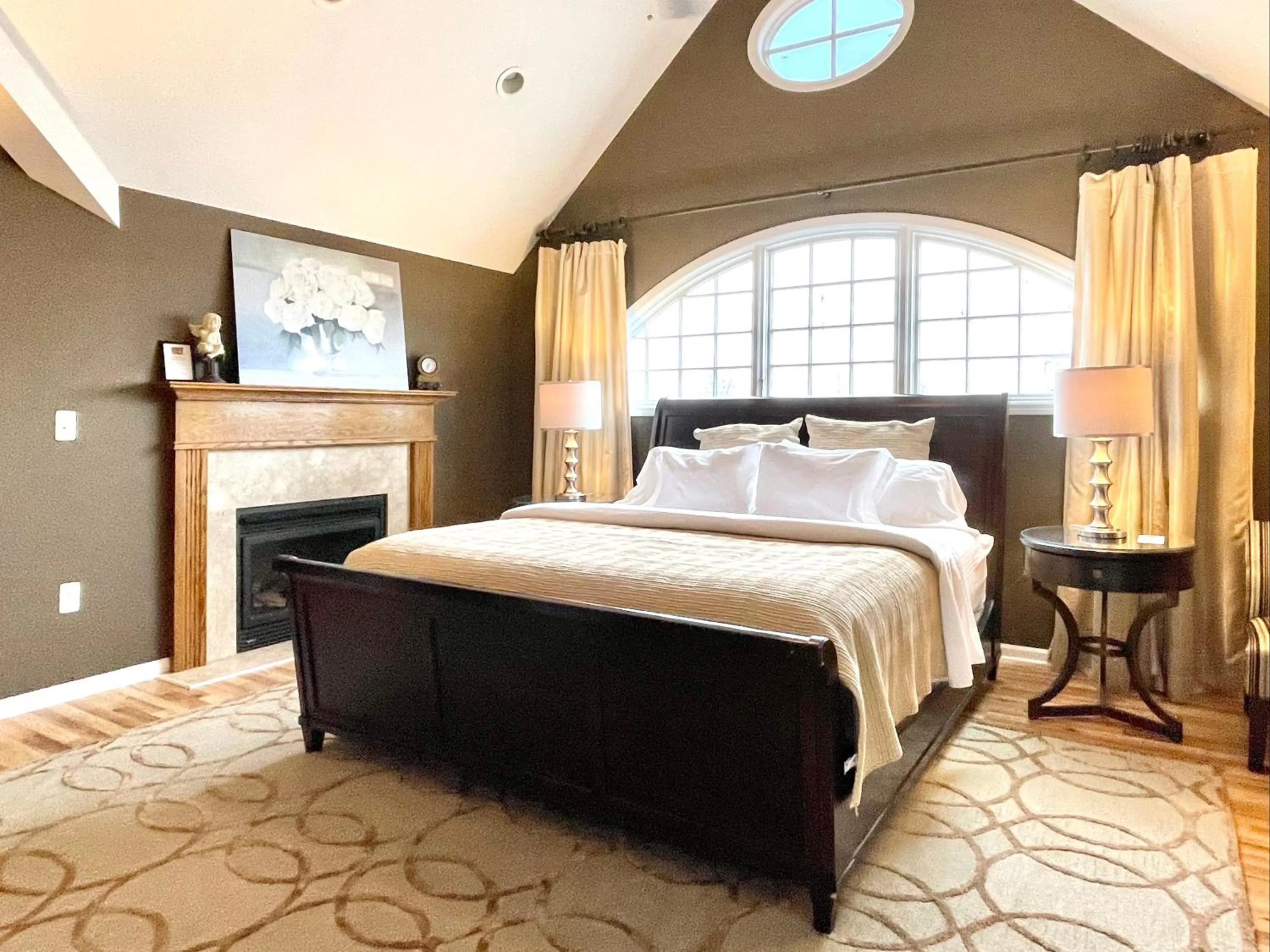 Bed in Inn on Main Hotel