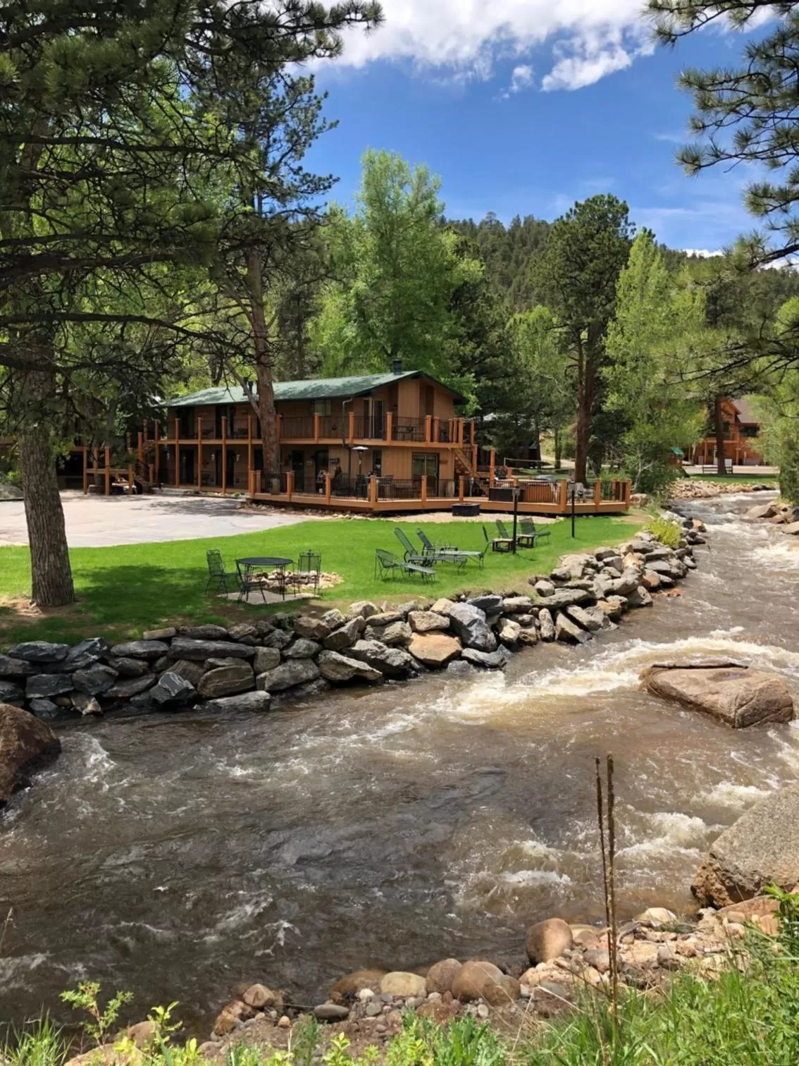 4 Seasons Inn on Fall River