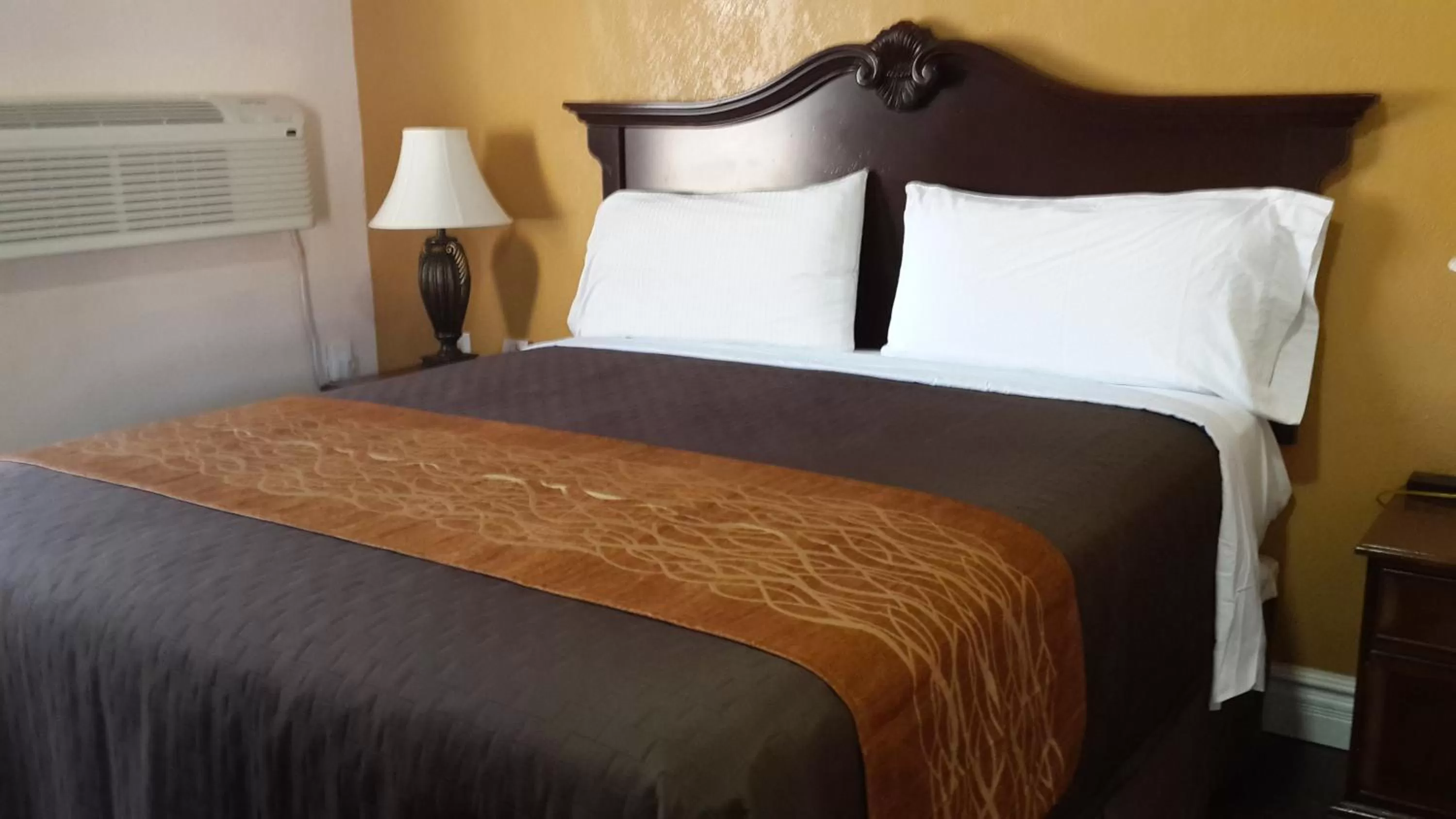 Bed in American Regency Inn