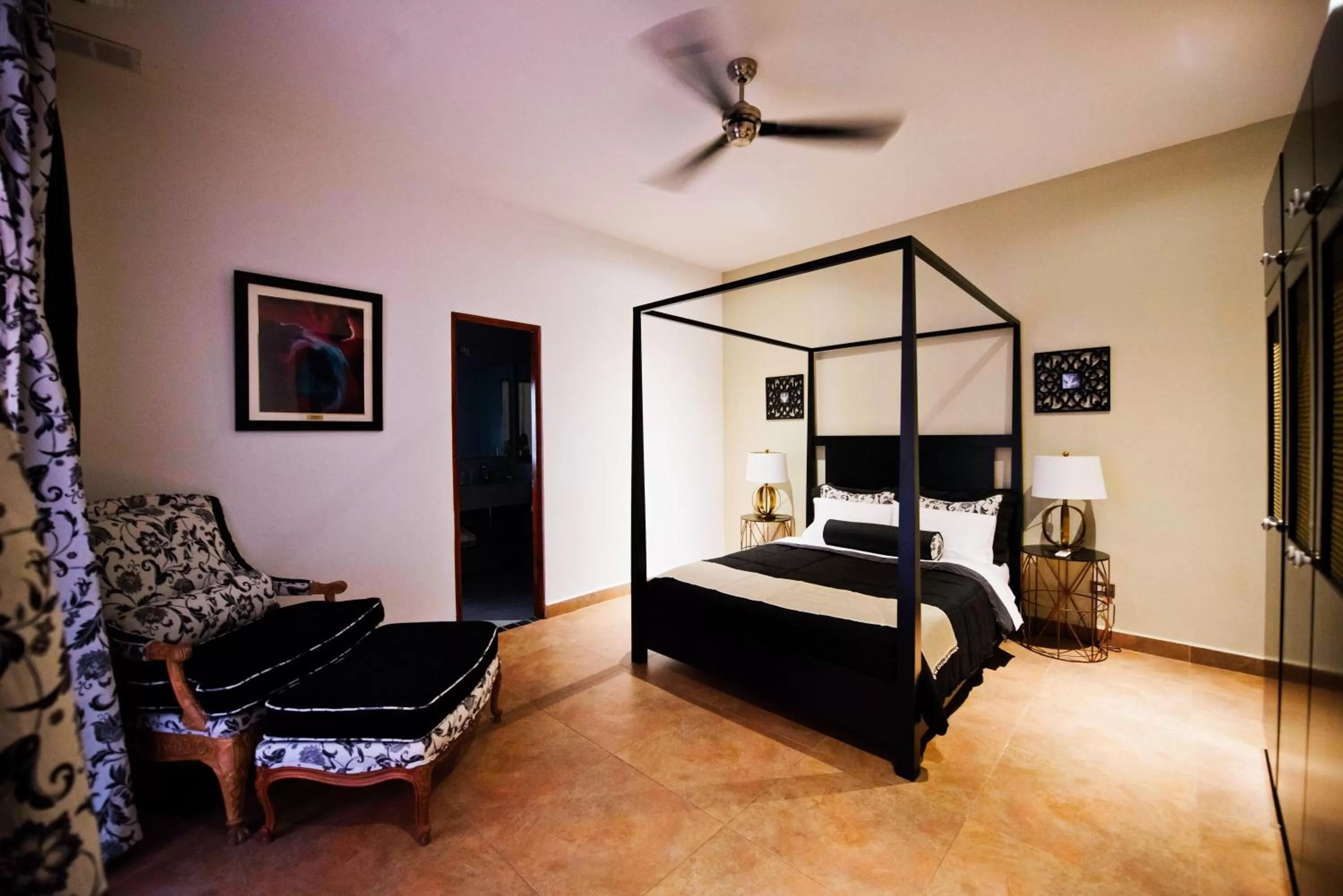 Photo of the whole room, Bed in La Isabela Suites