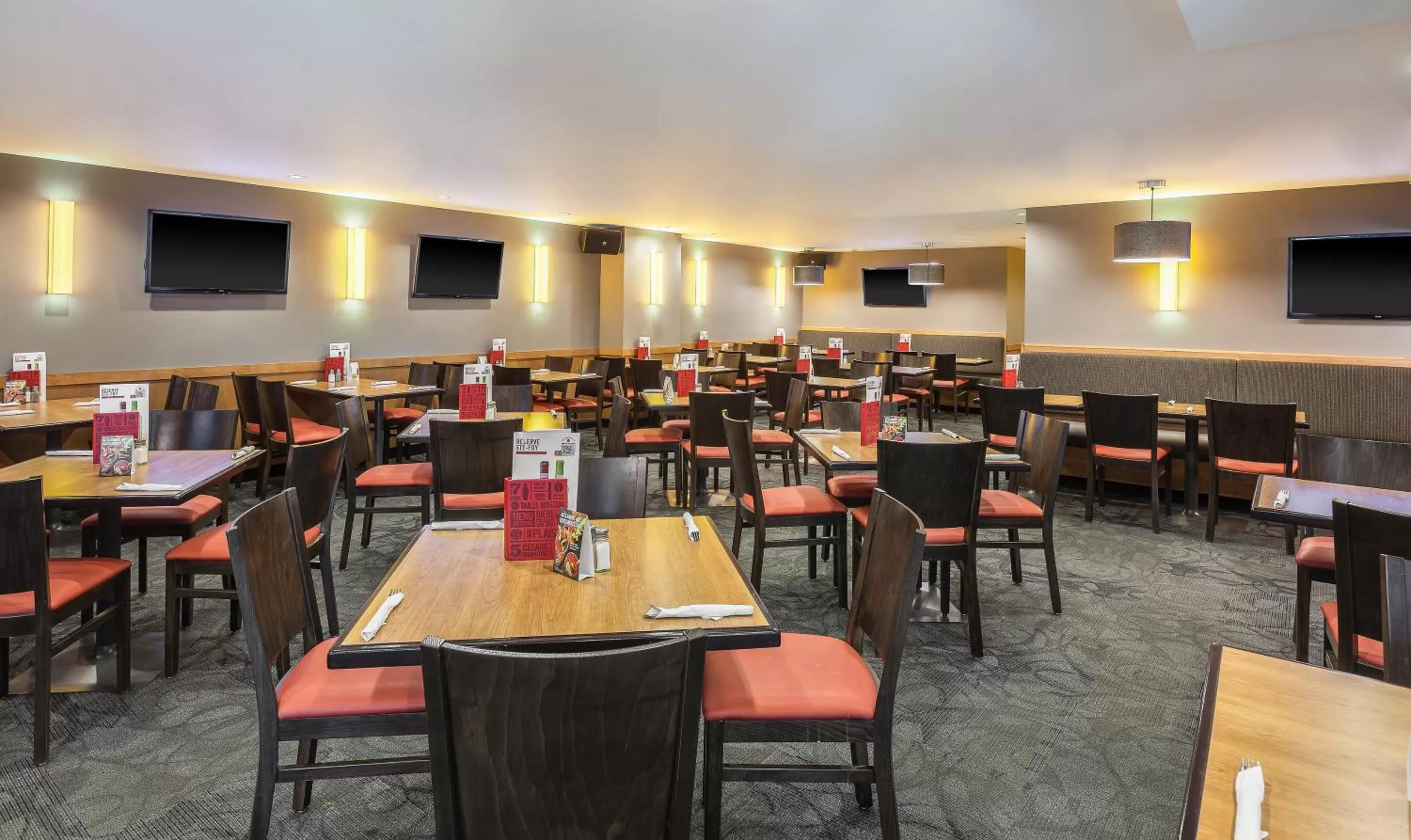 Restaurant/places to eat in Hotel Universel