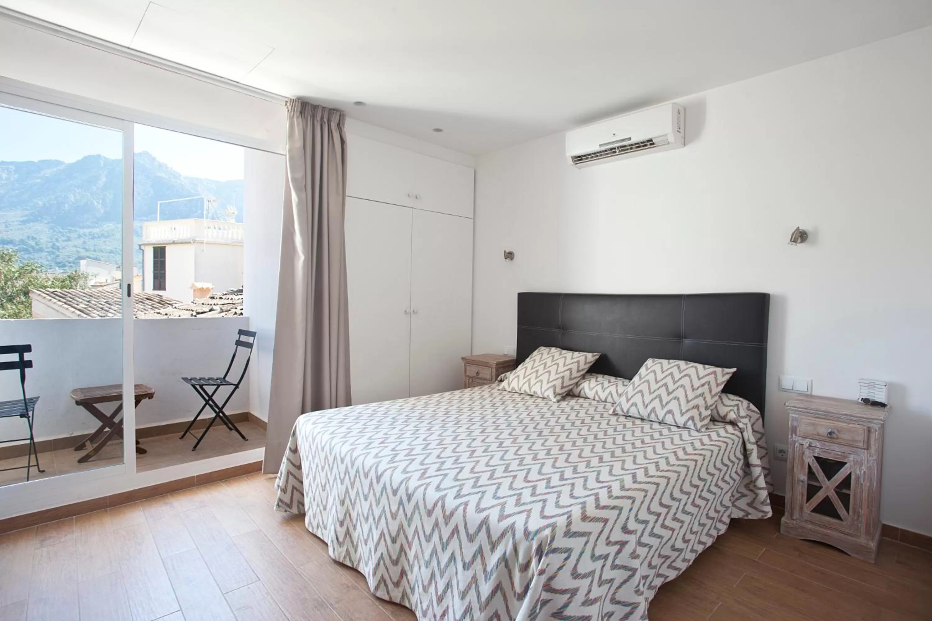 Balcony/Terrace, Bed in Hotel la Vila