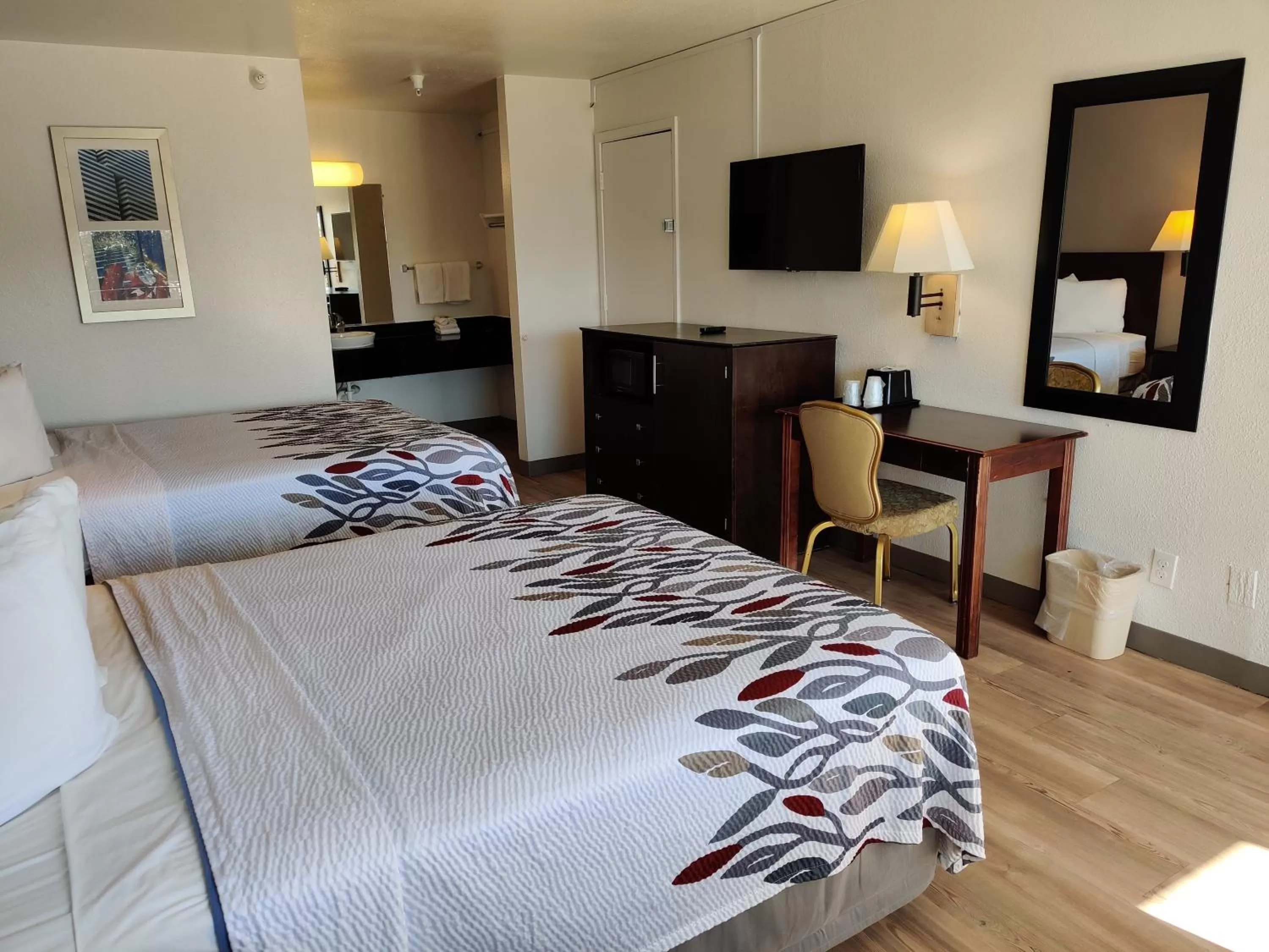 Photo of the whole room, Bed in Red Roof Inn Houston - Jersey Village