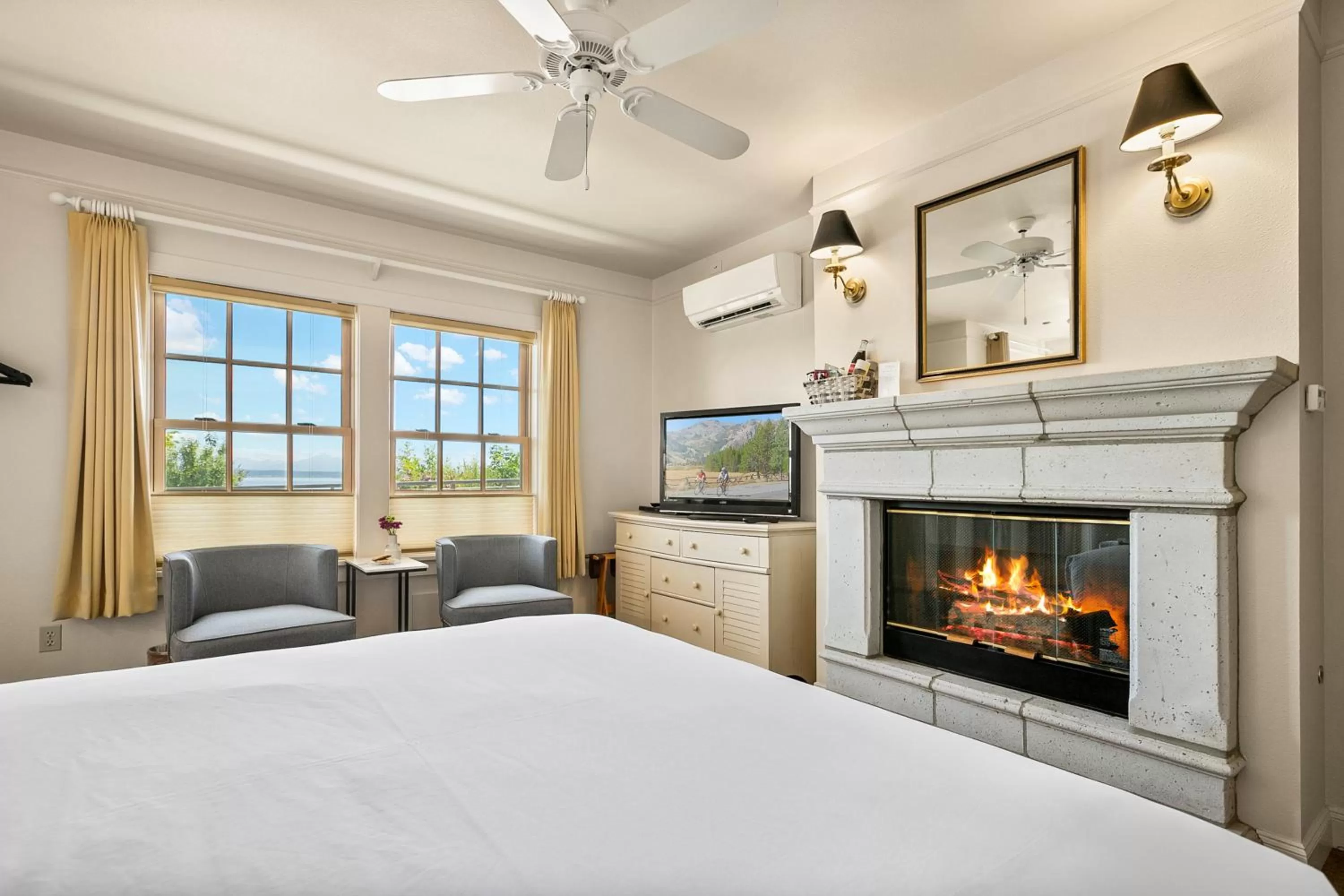 Photo of the whole room, Bed in Saratoga Inn