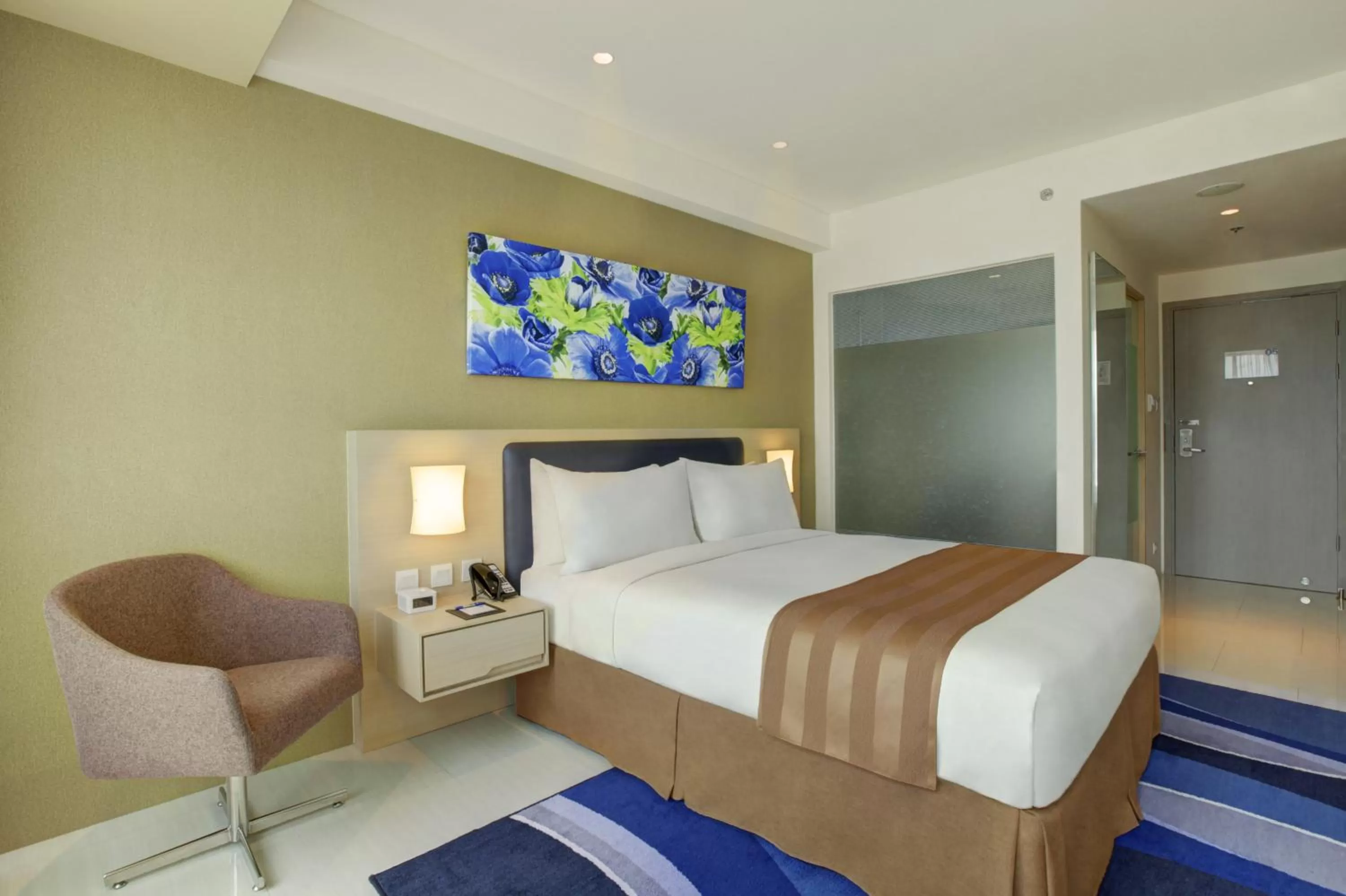 Photo of the whole room, Bed in Holiday Inn Express Jakarta International Expo by IHG
