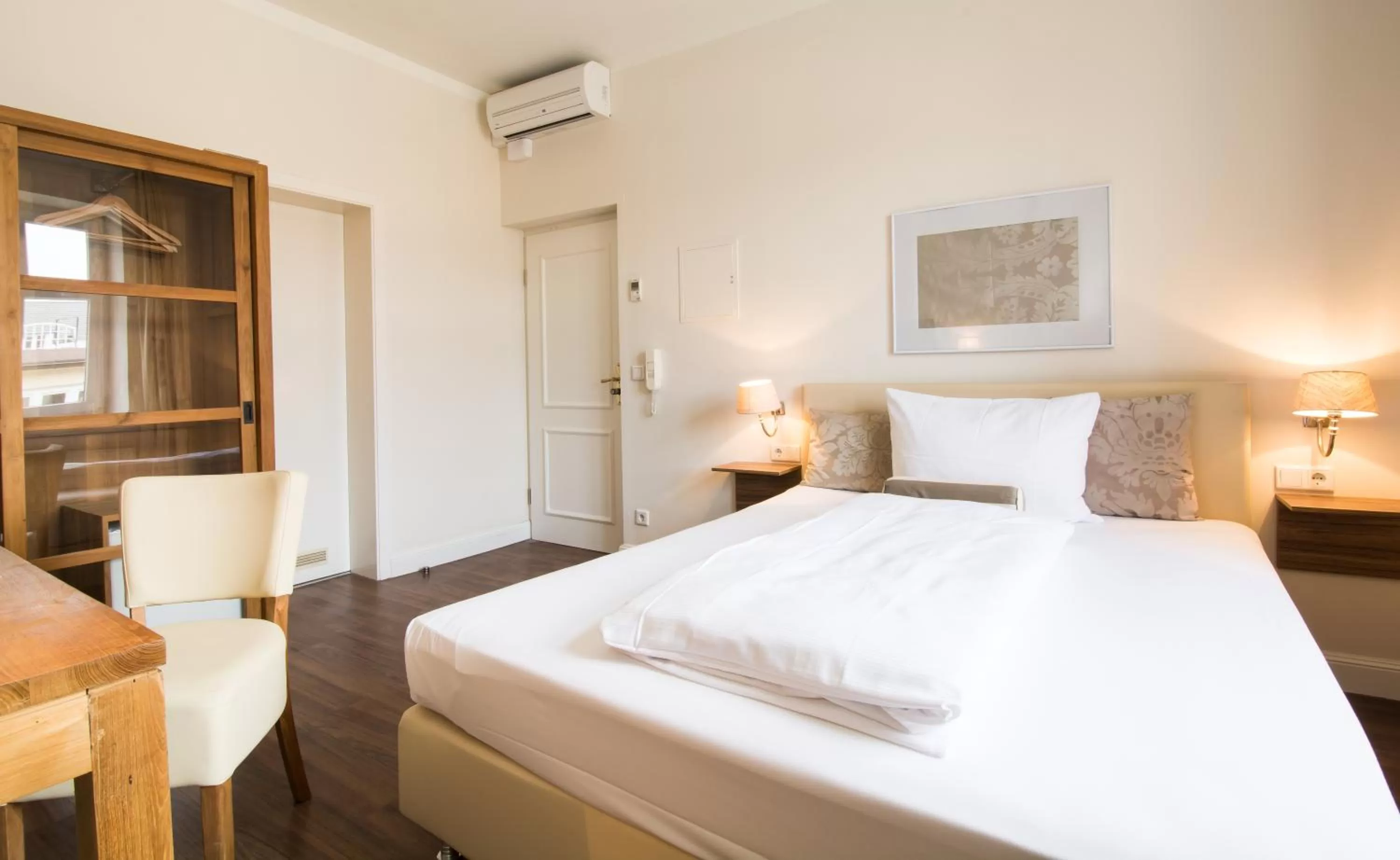 Photo of the whole room, Bed in Carlstadt Suites Düsseldorf