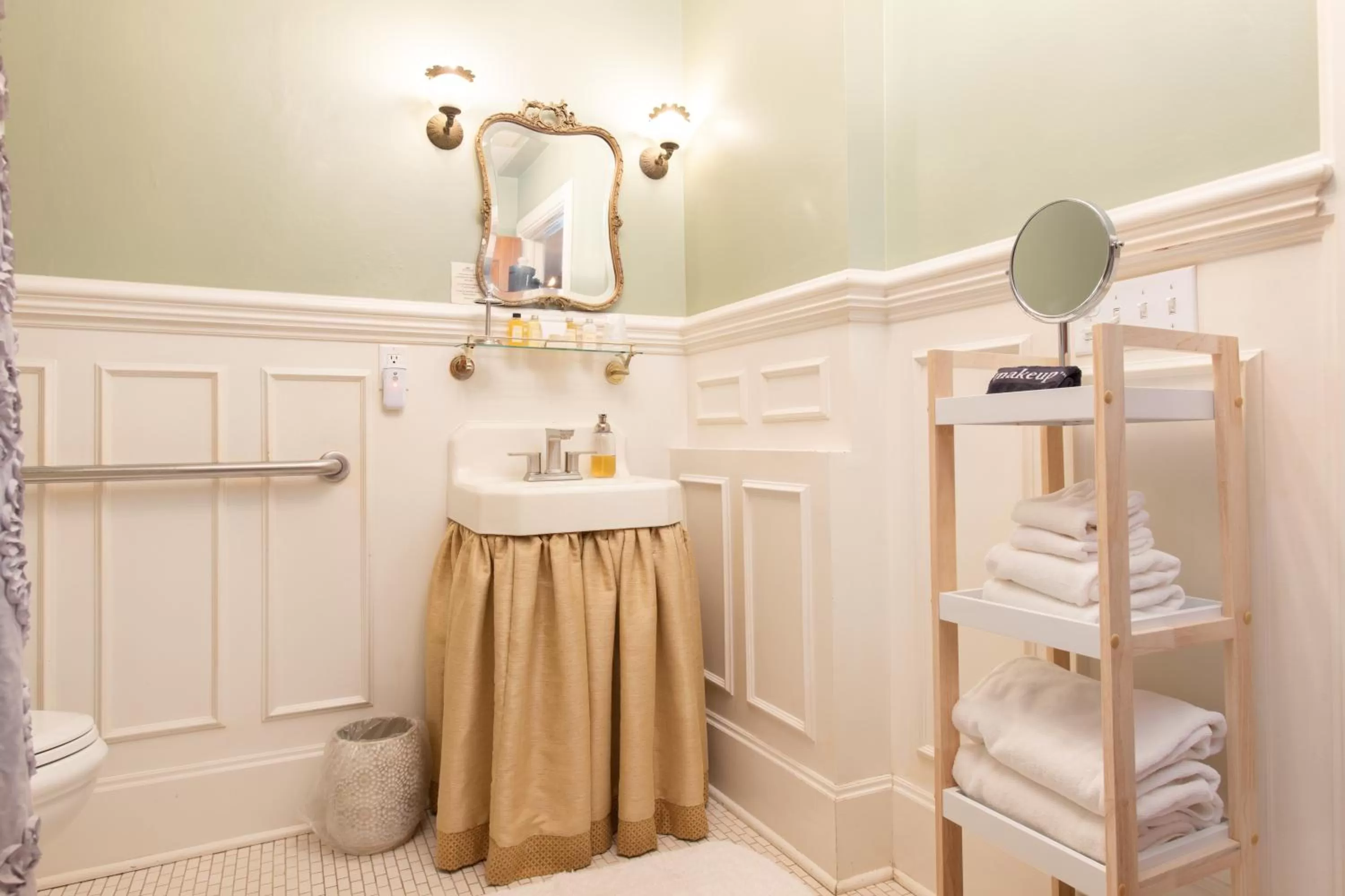 Bathroom in Black Walnut B&B Inn