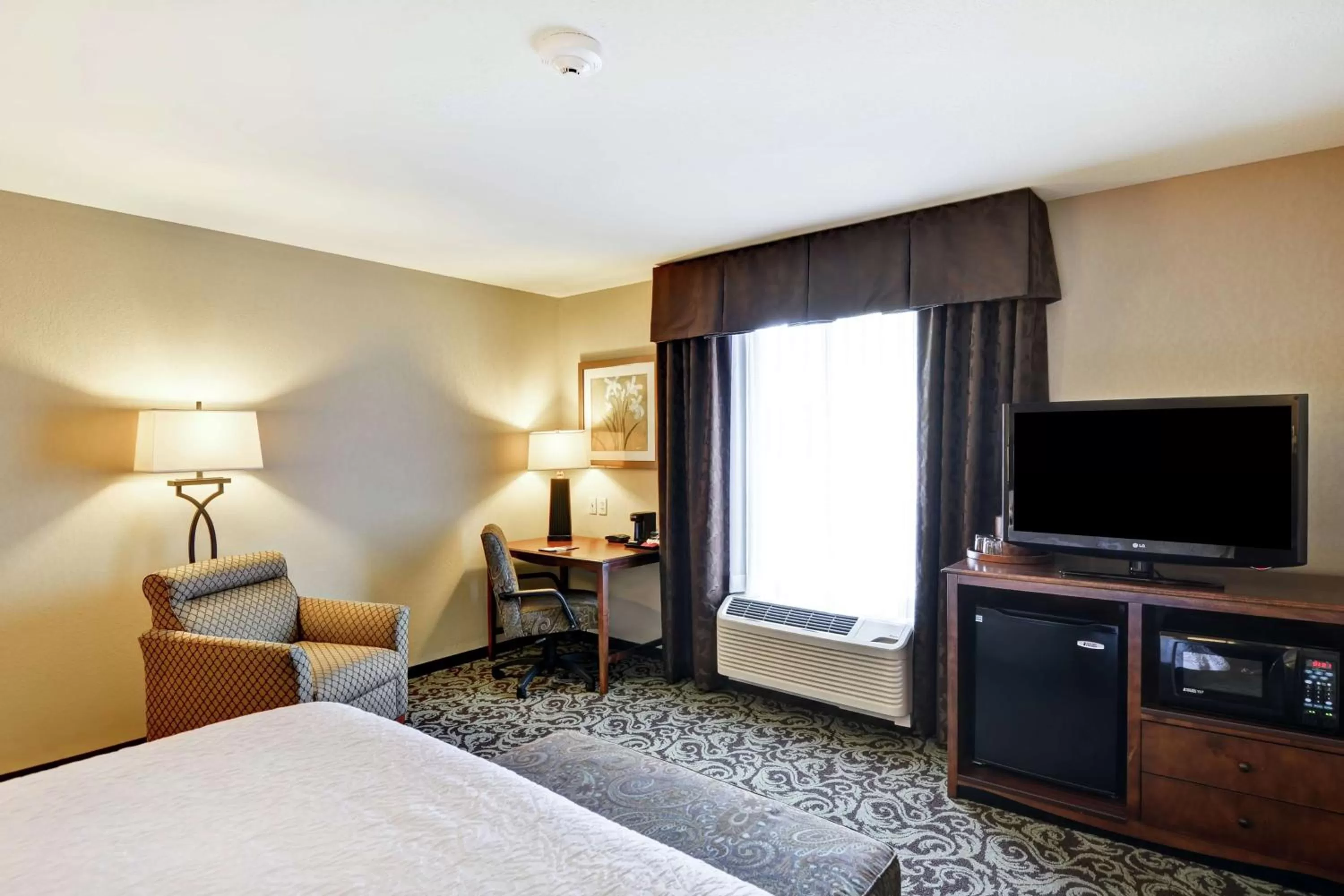 Bedroom, Bed in Hampton Inn and Suites New Hartford/Utica