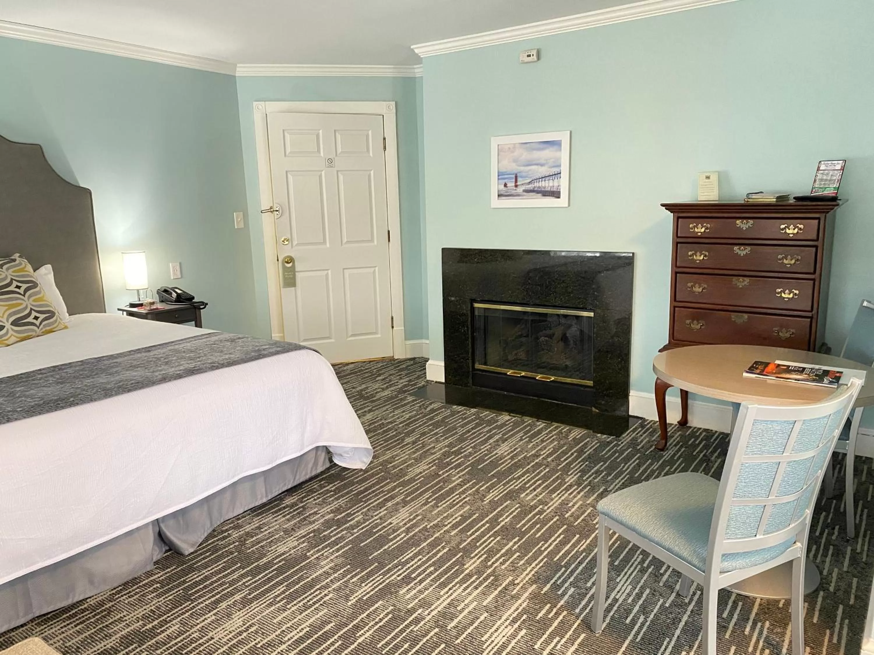 Bed in Harbor House Inn