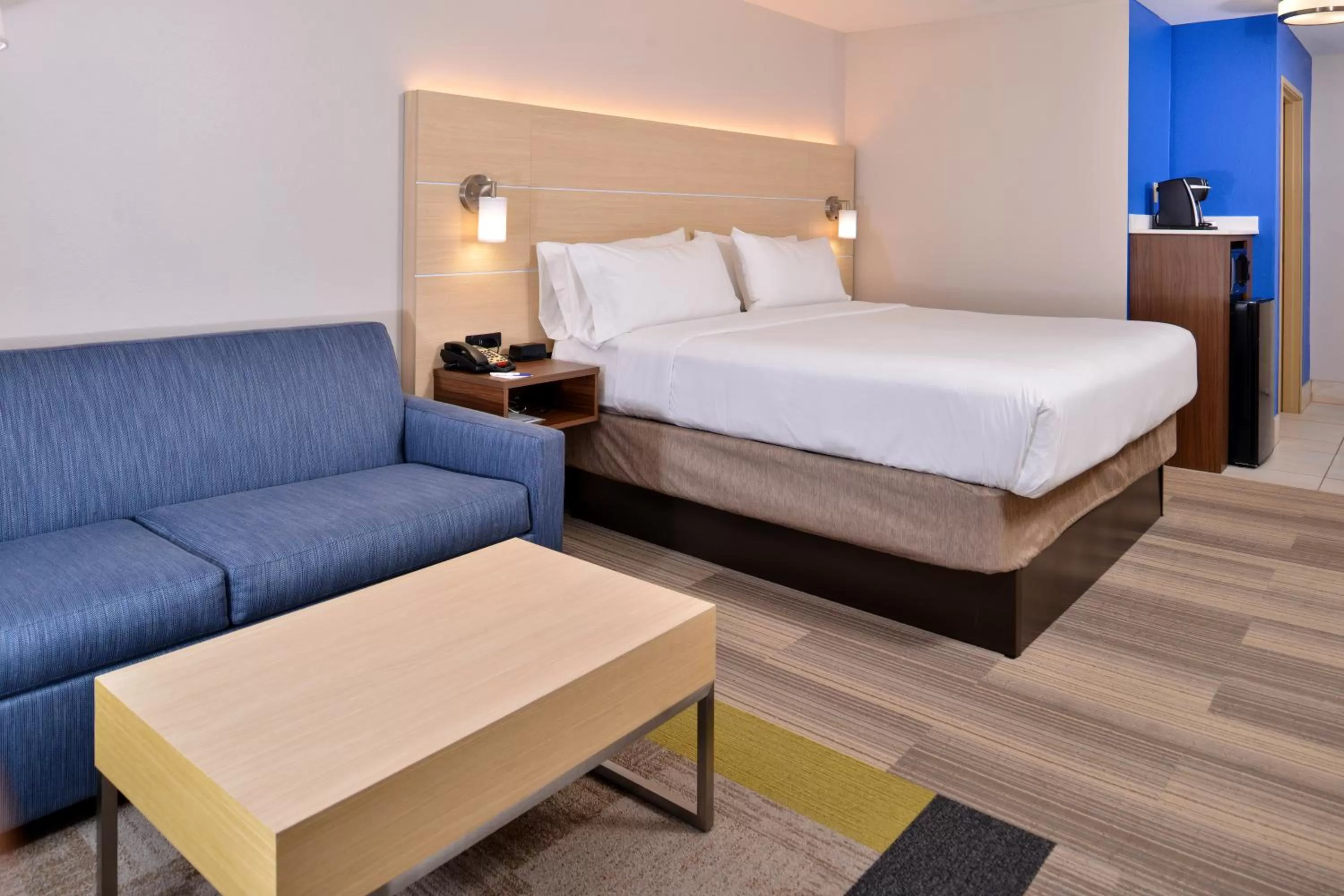 Photo of the whole room, Bed in Holiday Inn Express Hotel & Suites Cincinnati - Mason by IHG