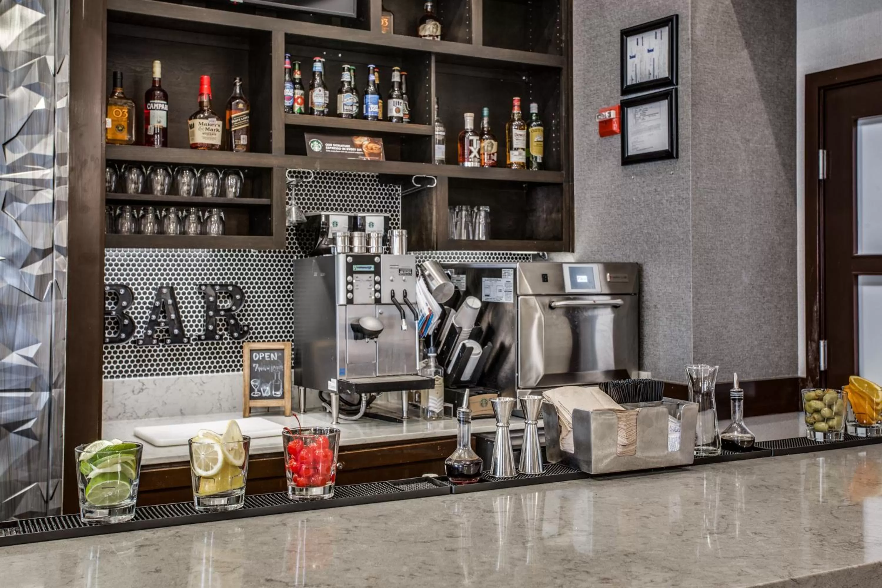 Lounge or bar in Hyatt Place Fort Worth/Hurst