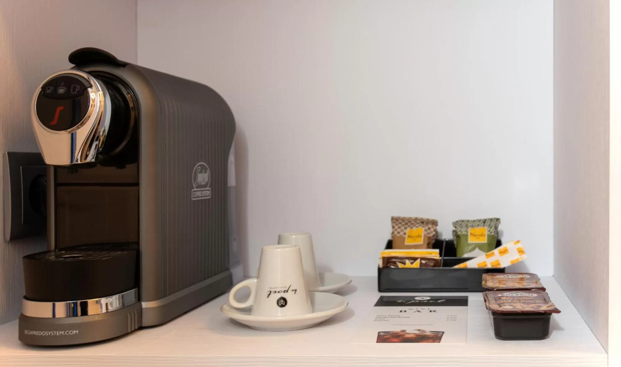 Coffee/tea facilities in Be Poet Baixa Hotel