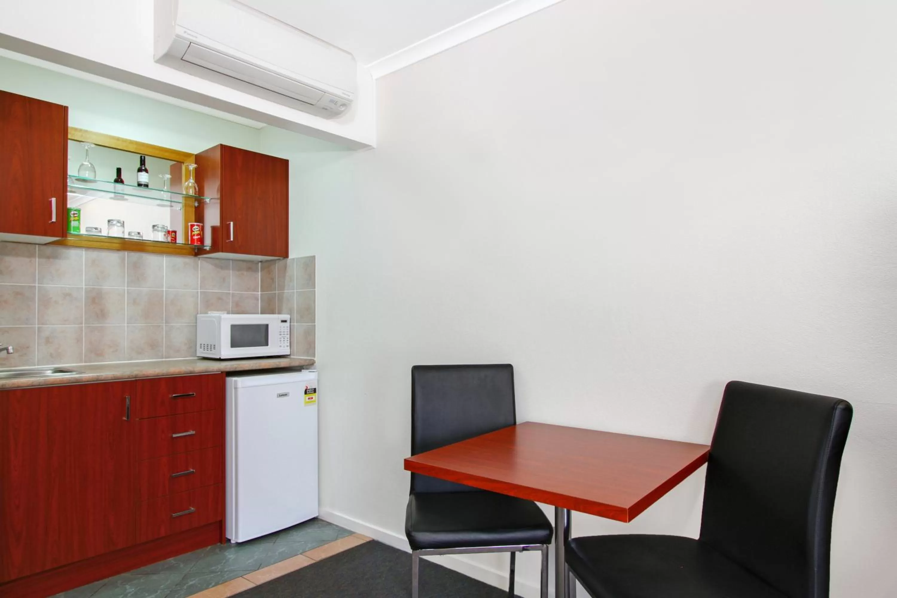 Kitchen or kitchenette in Thunderbird Motel Yass