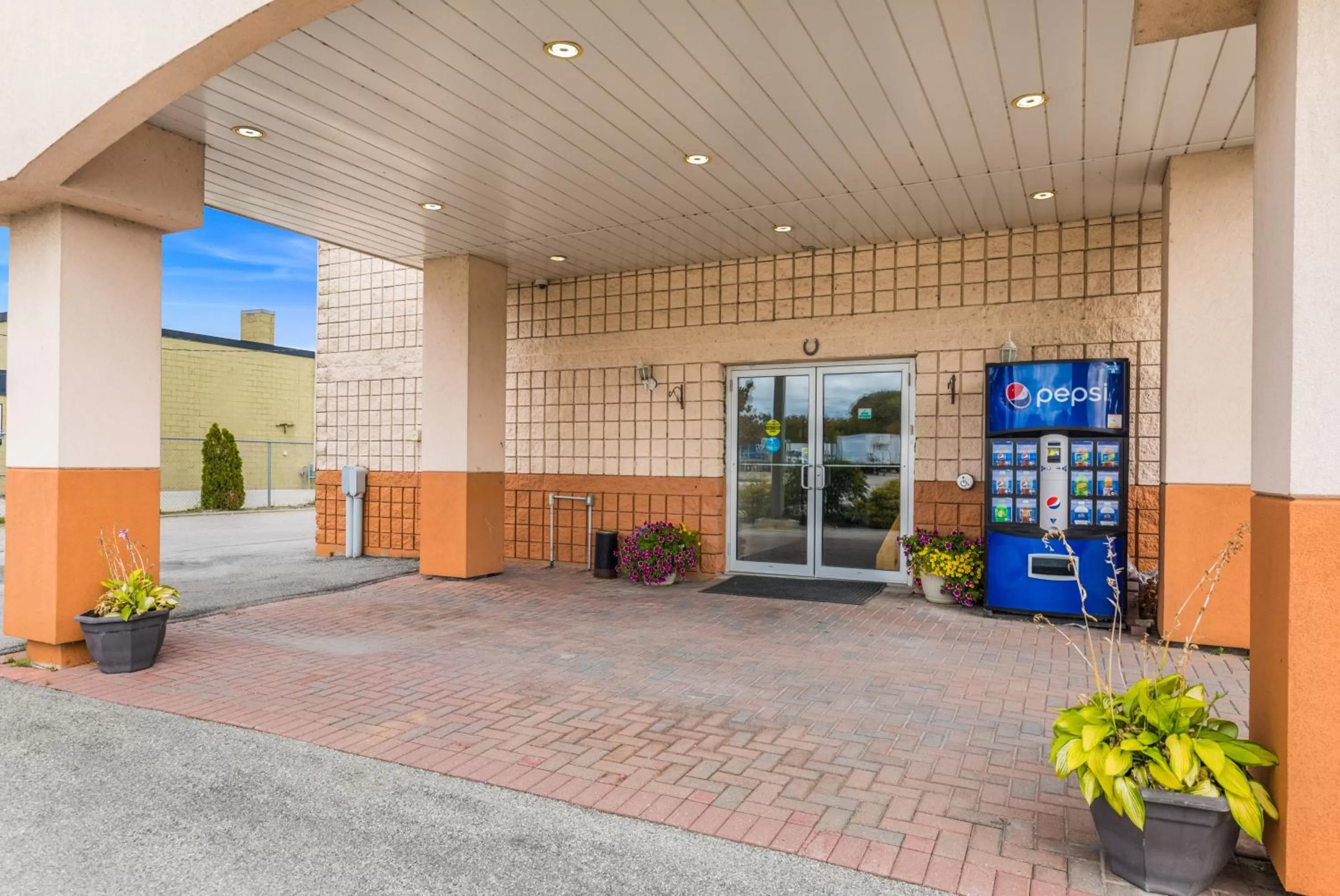 Property building in Knights Inn Orillia