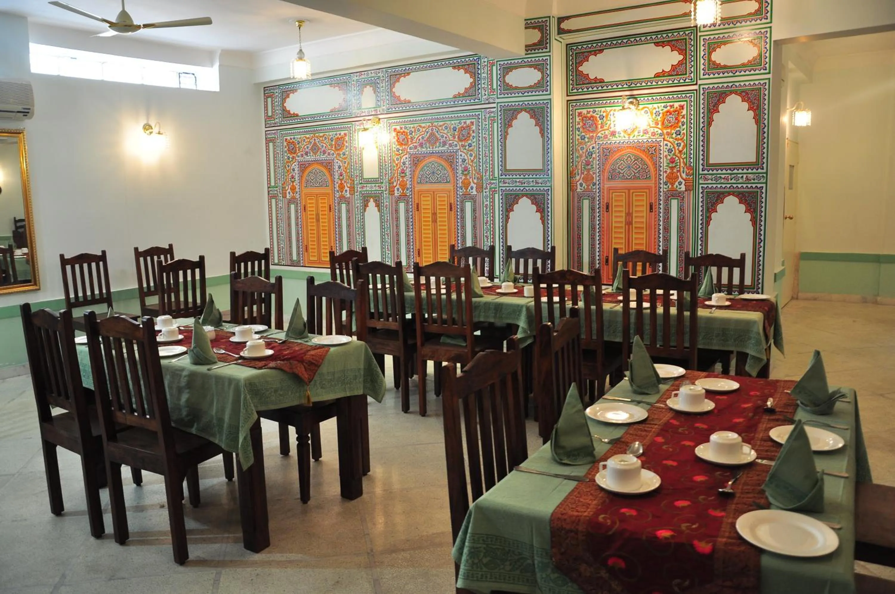 Restaurant/places to eat in Rani Mahal Hotel