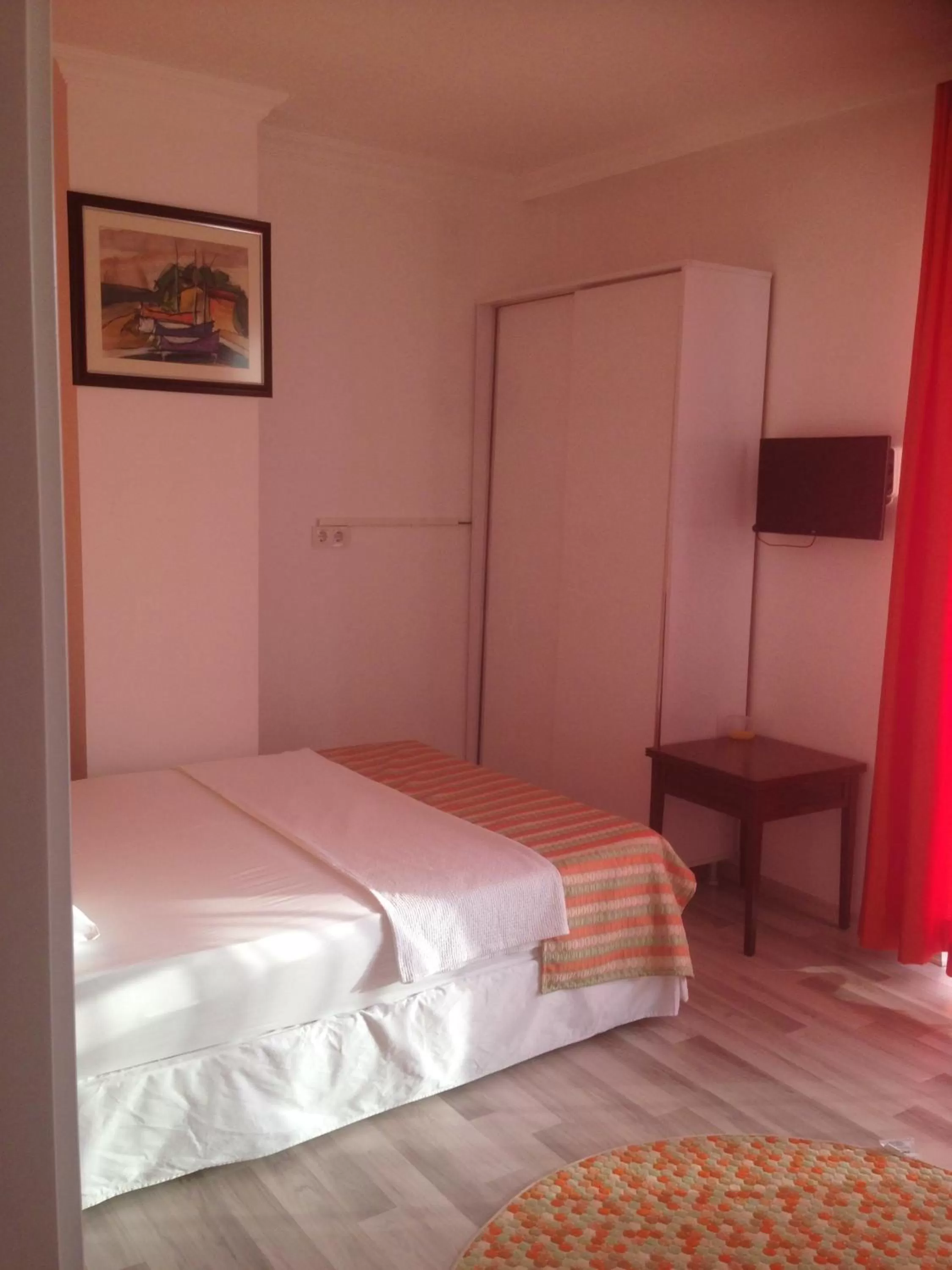 Photo of the whole room, Bed in Mutado Hotel