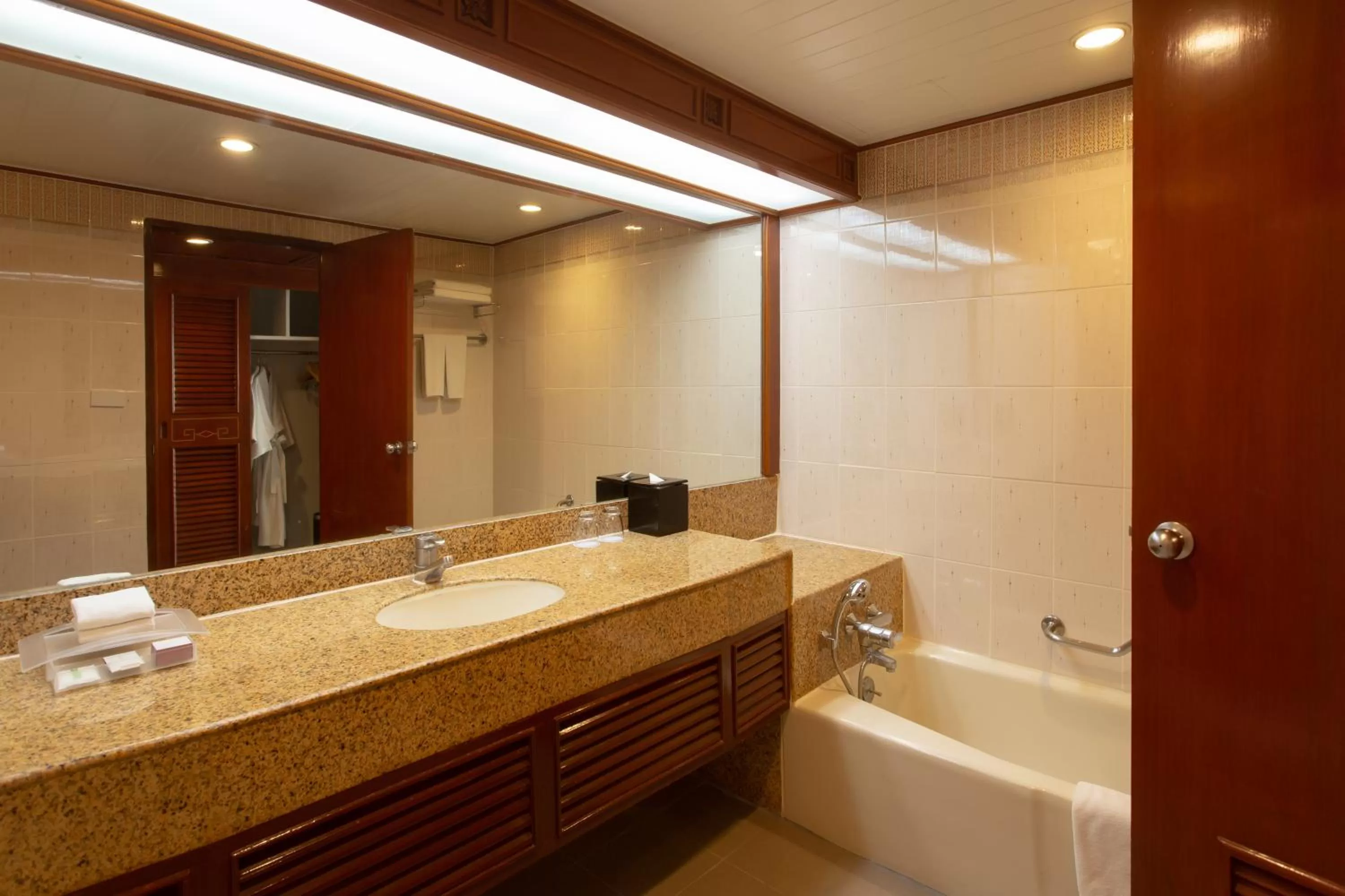 Shower in Centara Riverside Hotel Chiang Mai